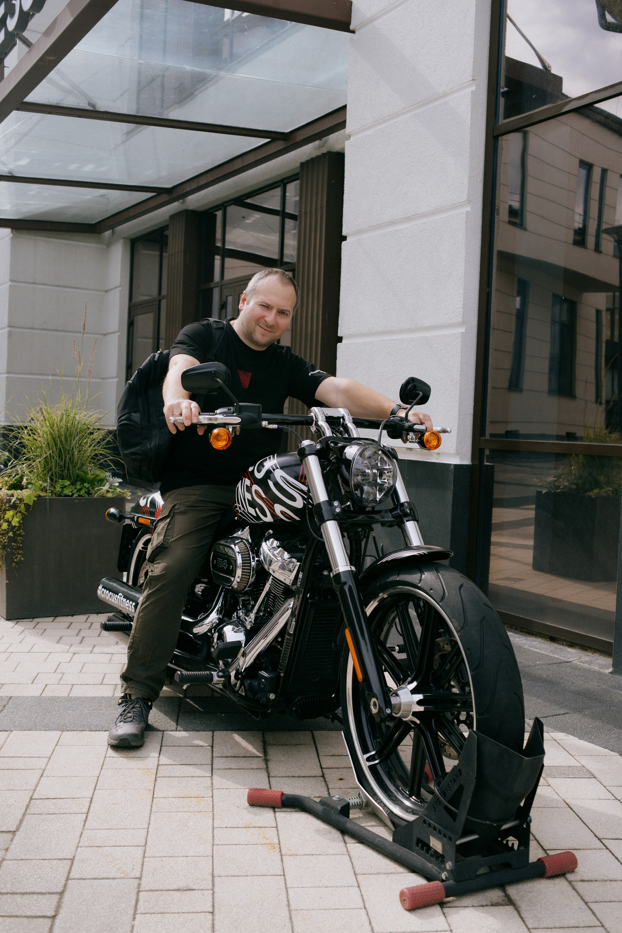 OK Mag SUMMER FEST 2025. Бэкстейдж и репортажный фотограф в Москве Артем Онацко