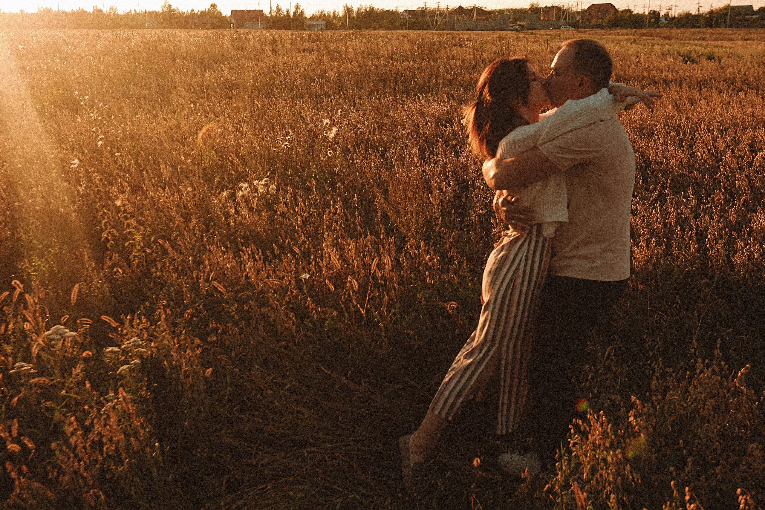 Поле love story на закате. Семейный фотограф Тюмень, фотограф на роды Салмина Мария