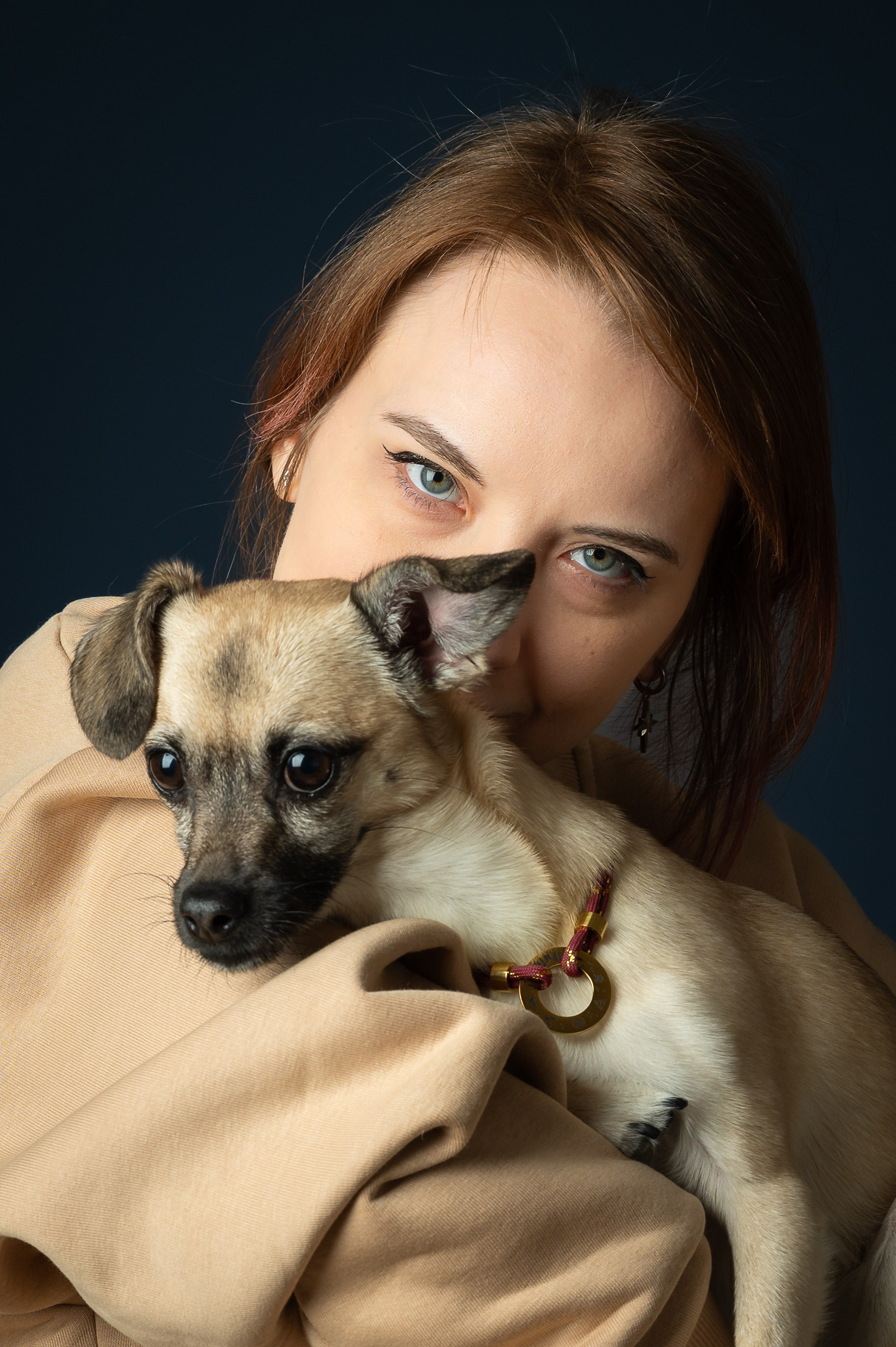 Портрет девушки с собакой в студии