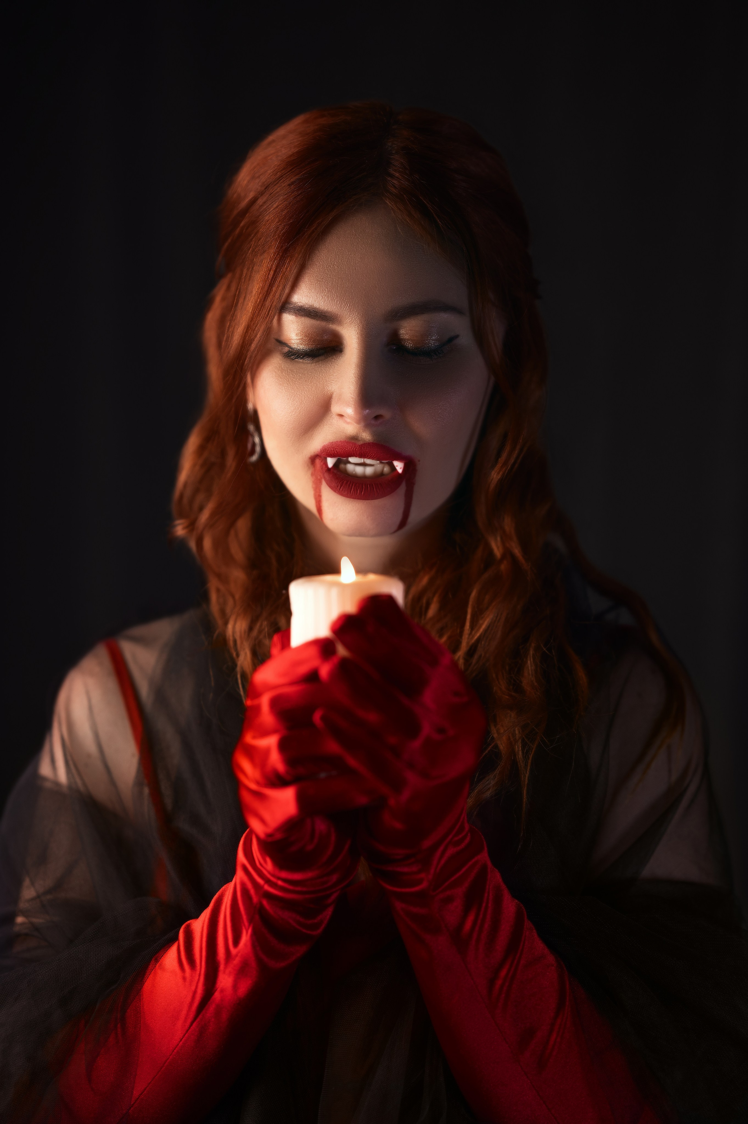 Елизавета Жуйкова (Волгодонск): съёмка в студии. Модель в вампирском образе, с клыками, тёмный фон, атмосфера Хэллоуина.