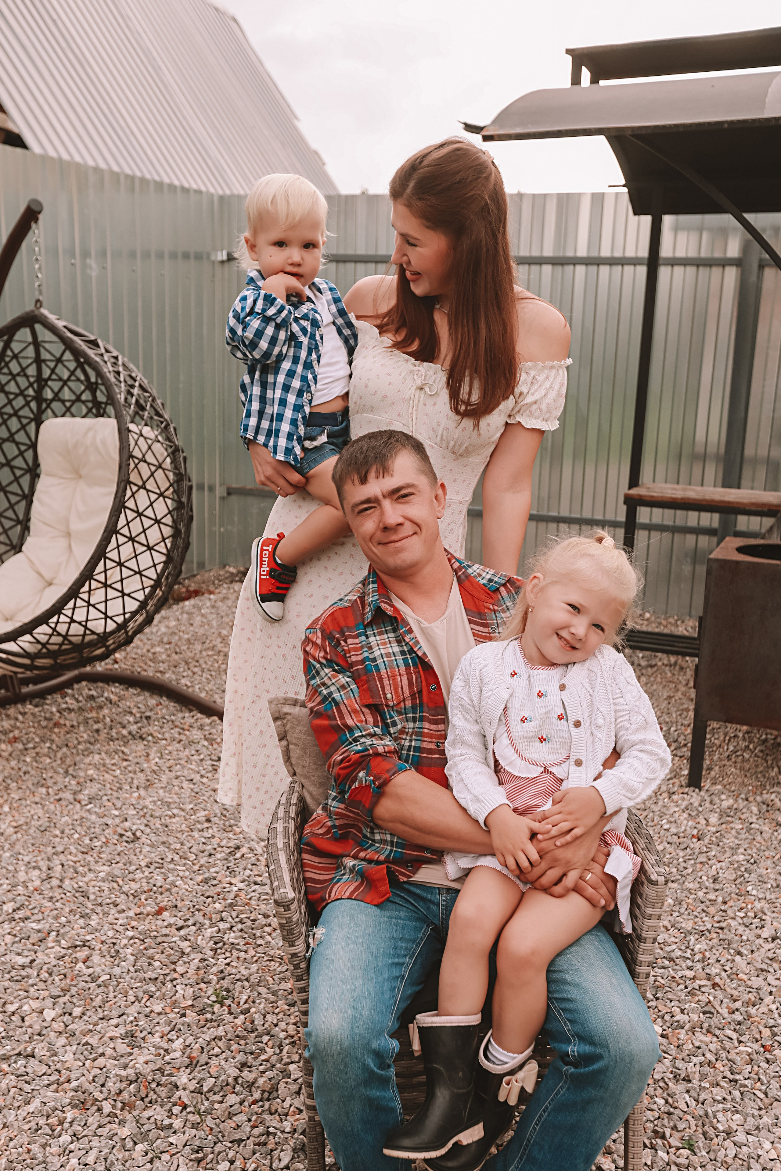 У дома. Семейный фотограф Тюмень, фотограф на роды Салмина Мария