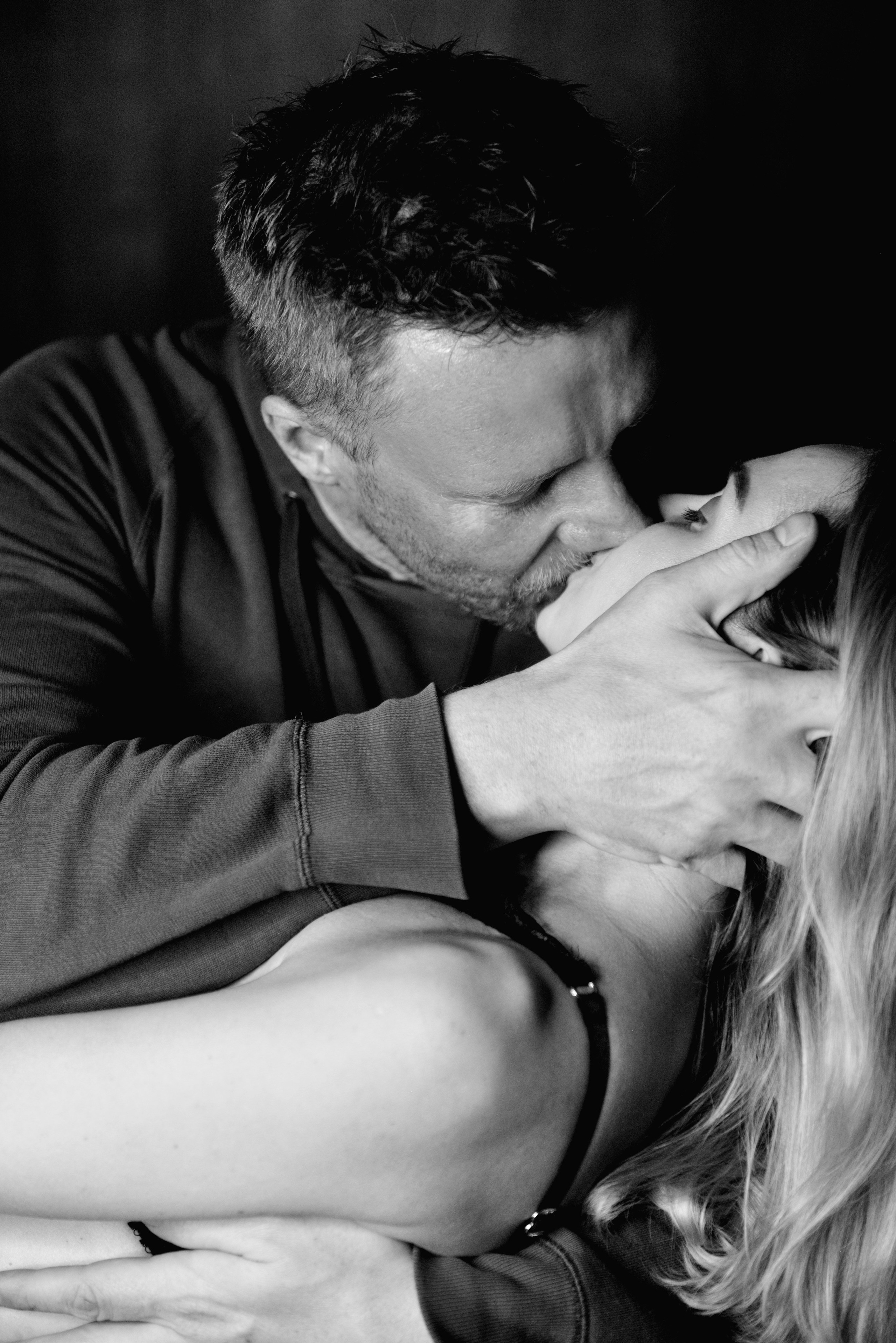 Поцелуй мужчины и женщины во время фотосессии.