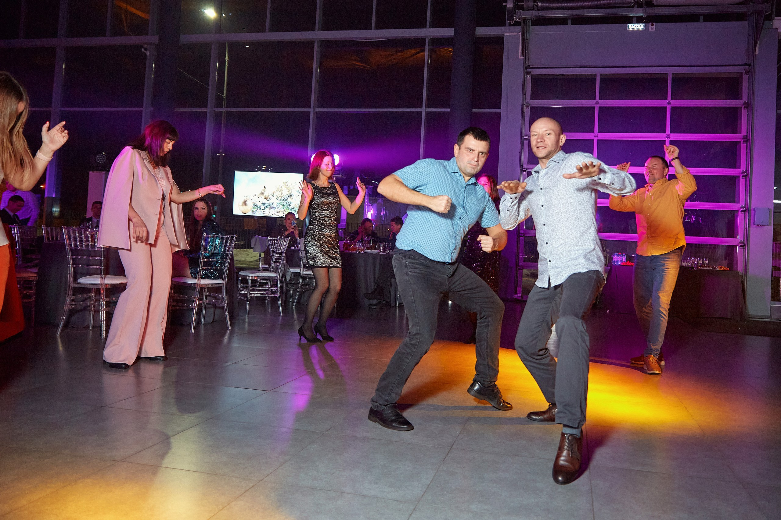 Транс-Инвест / Новогодний корпоратив на территории автосалона. Антон Артюшин, портретный фотограф. Москва