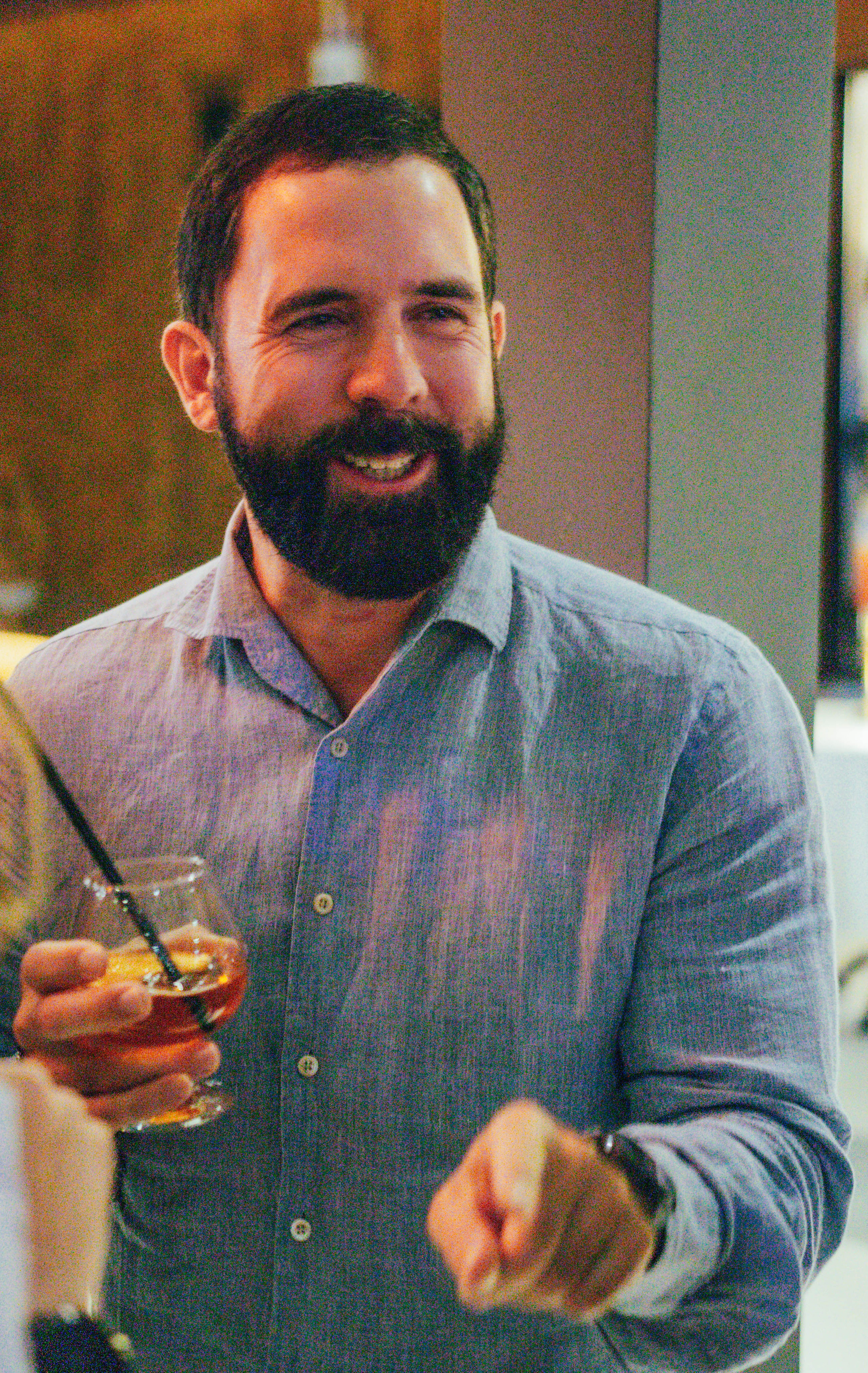 Участник рассказывает историю на ужине бизнес-клуба