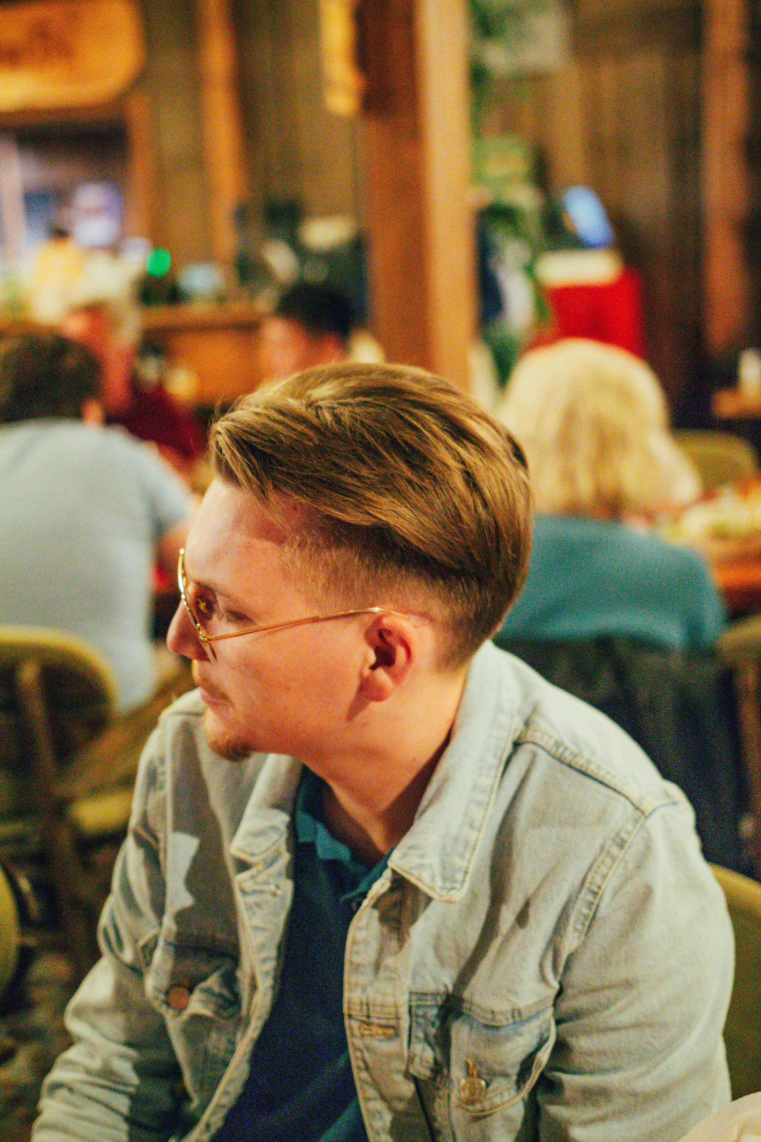 Бизнесмен ведёт беседу на ужине бизнес-клуба