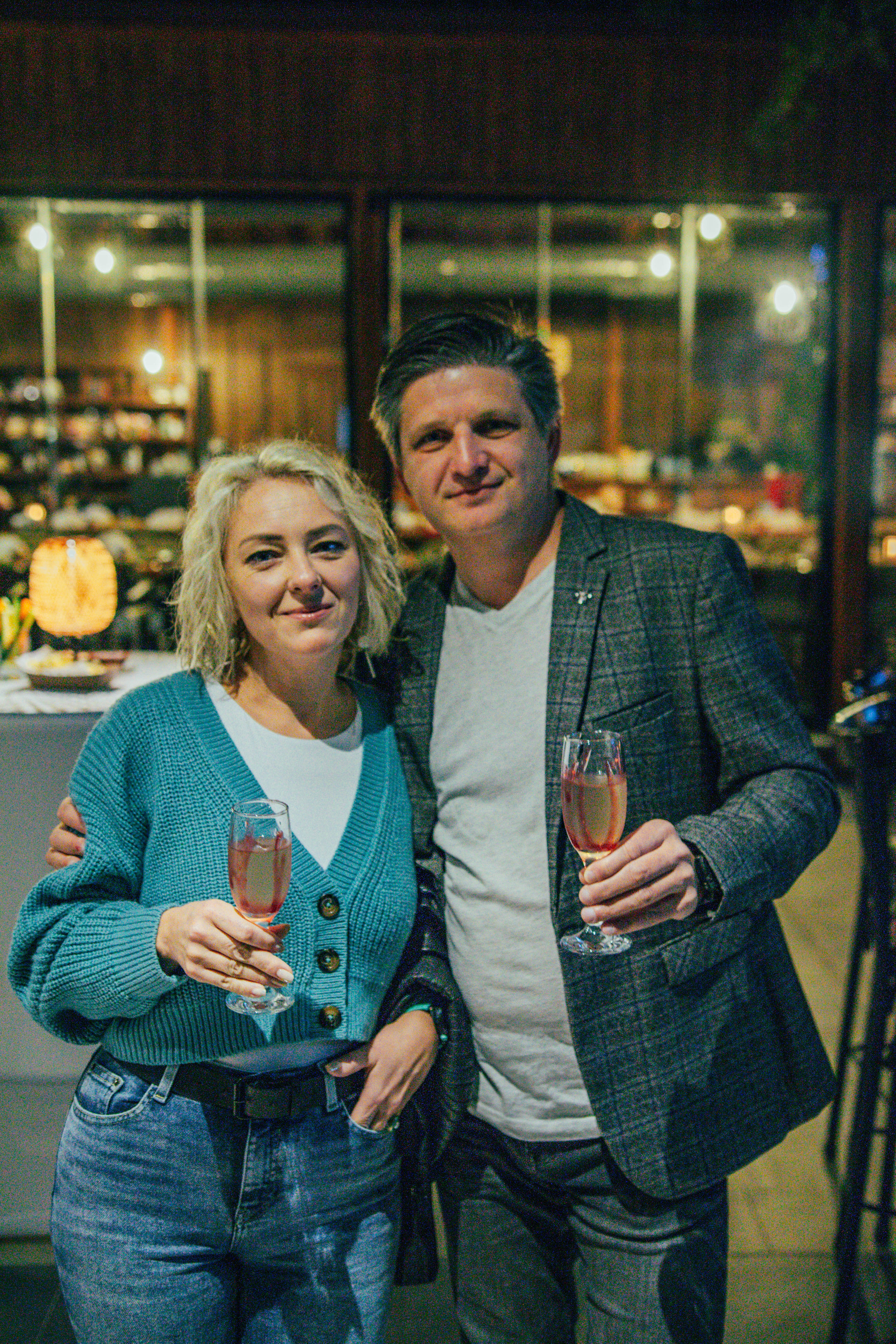 Мужчина и женщина на ужине бизнес-клуба