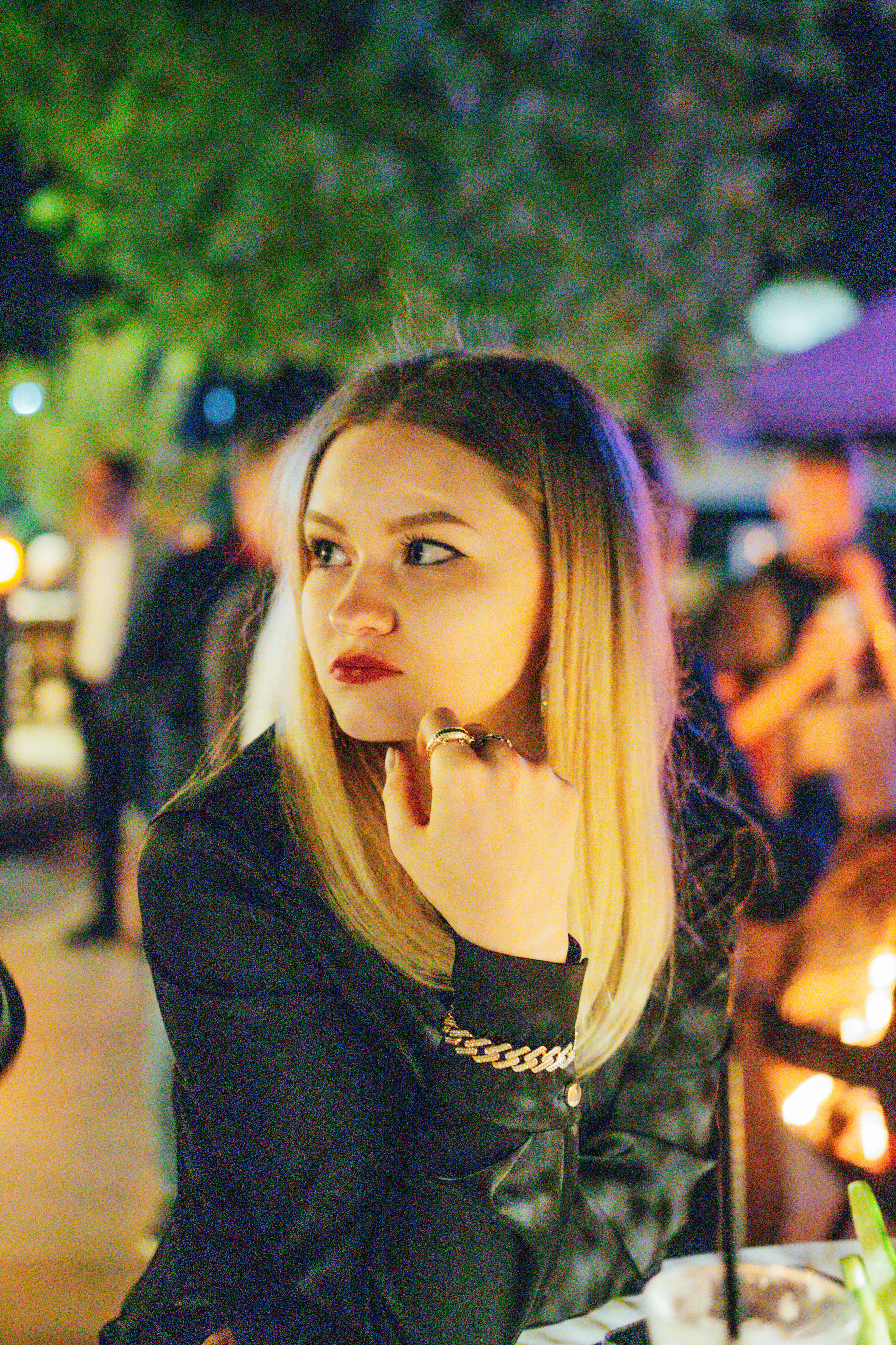 Девушка задумалась на ужине бизнес-клуба