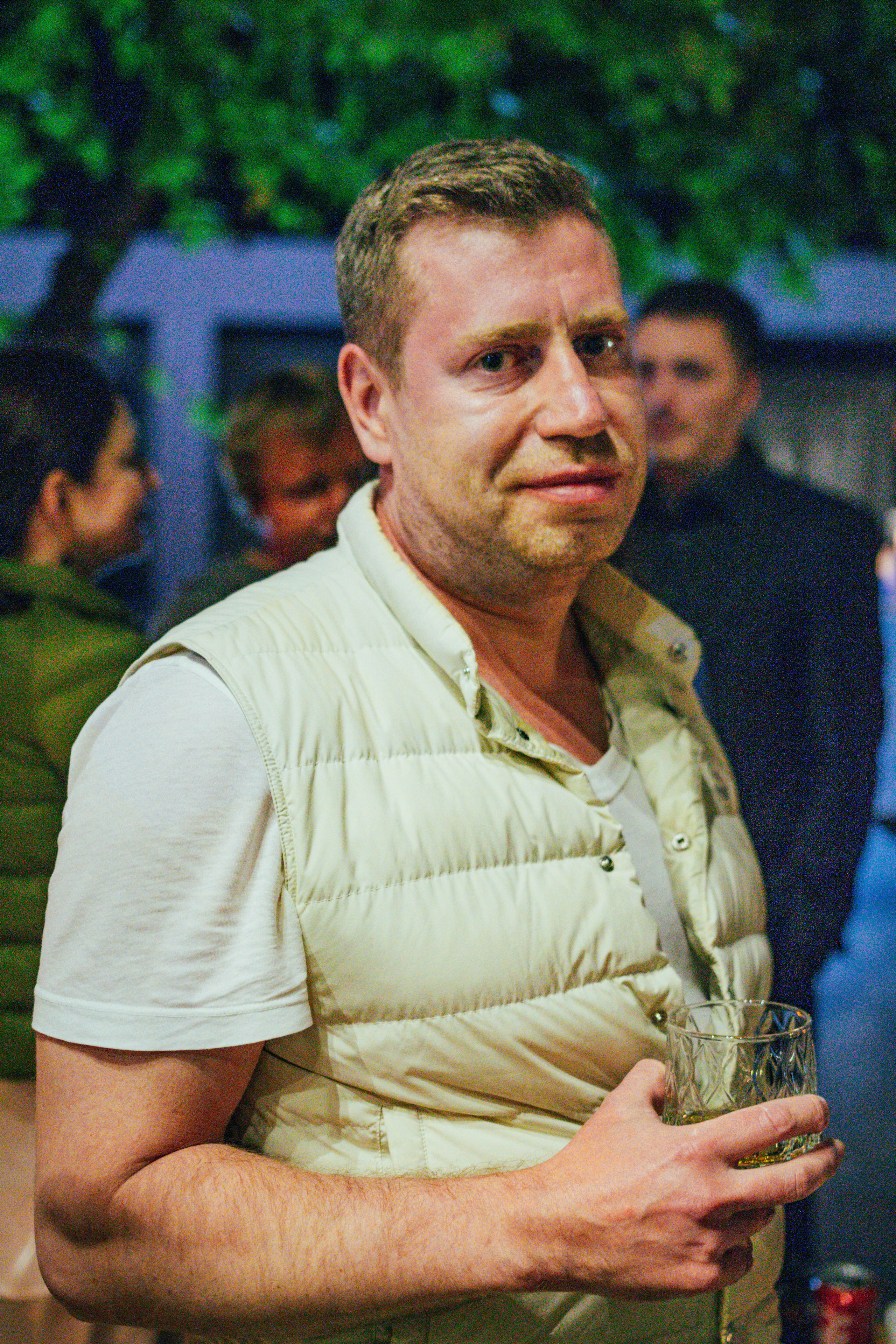 Мужчина на ужине бизнес-клуба