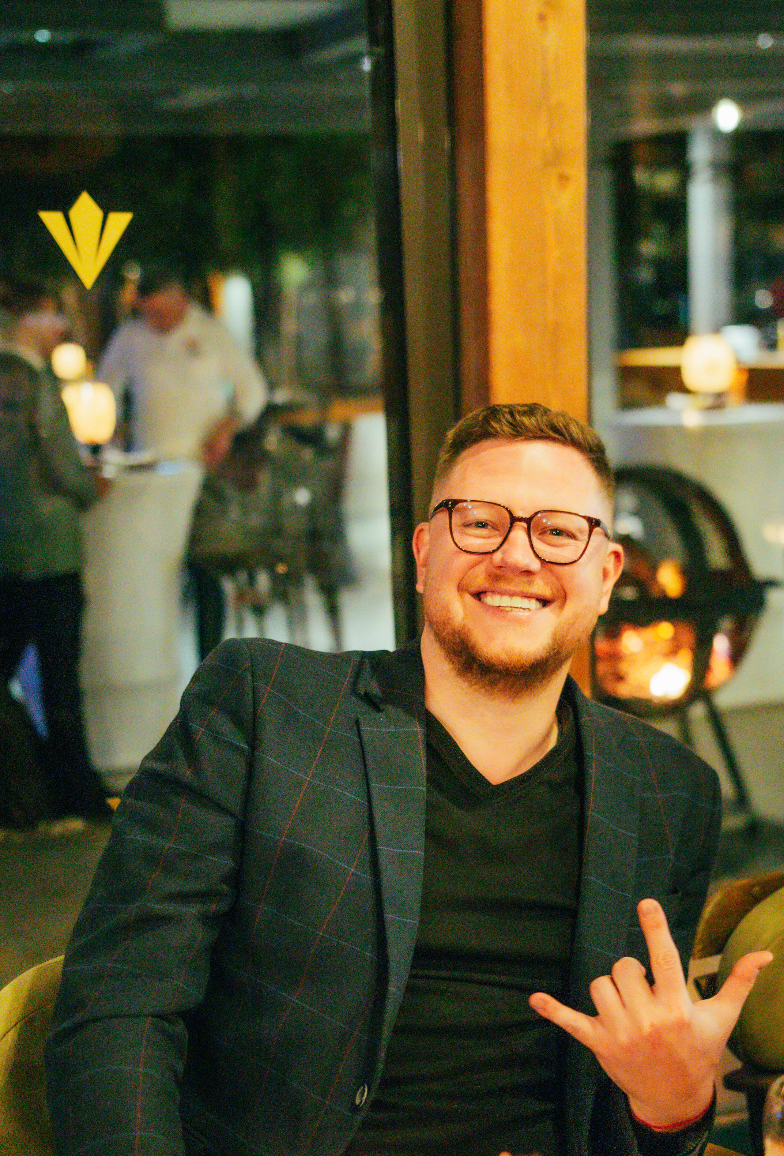 Бизнесмен улыбается на ужине бизнес-клуба