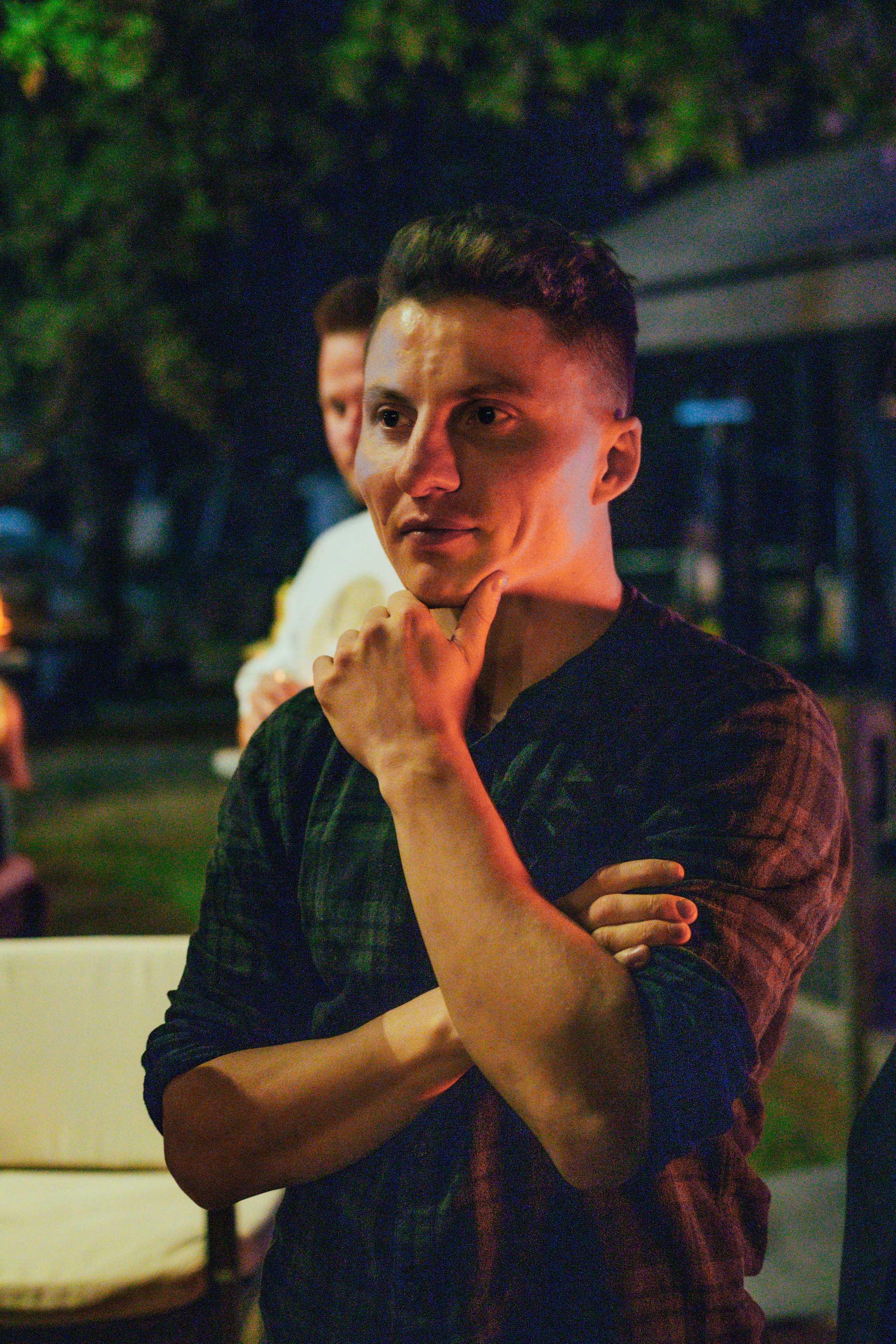 Мужчина ожидает дальнейшего развития событий на ужине бизнес-клуба