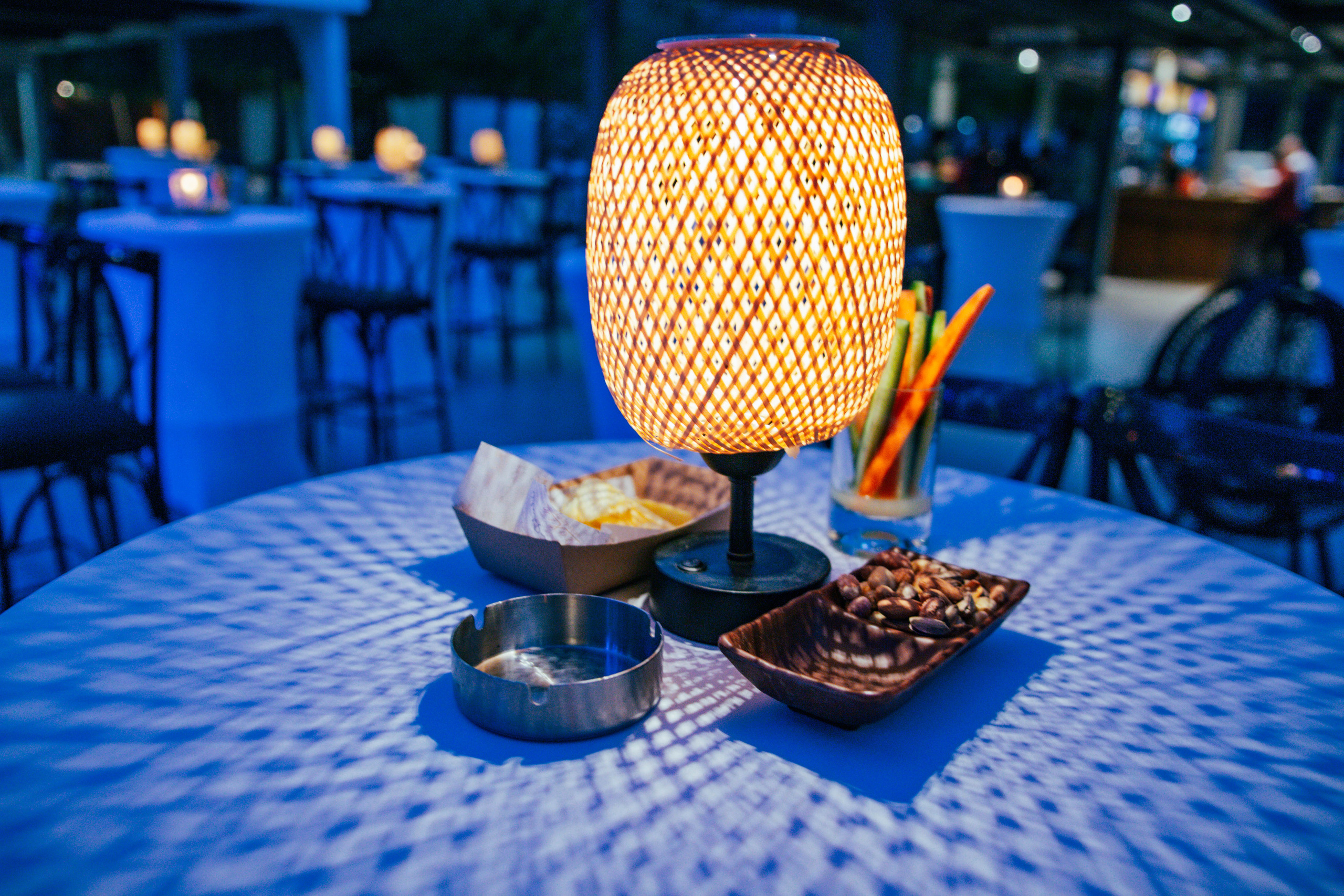 Фонарь на столе на ужине бизнес-клуба