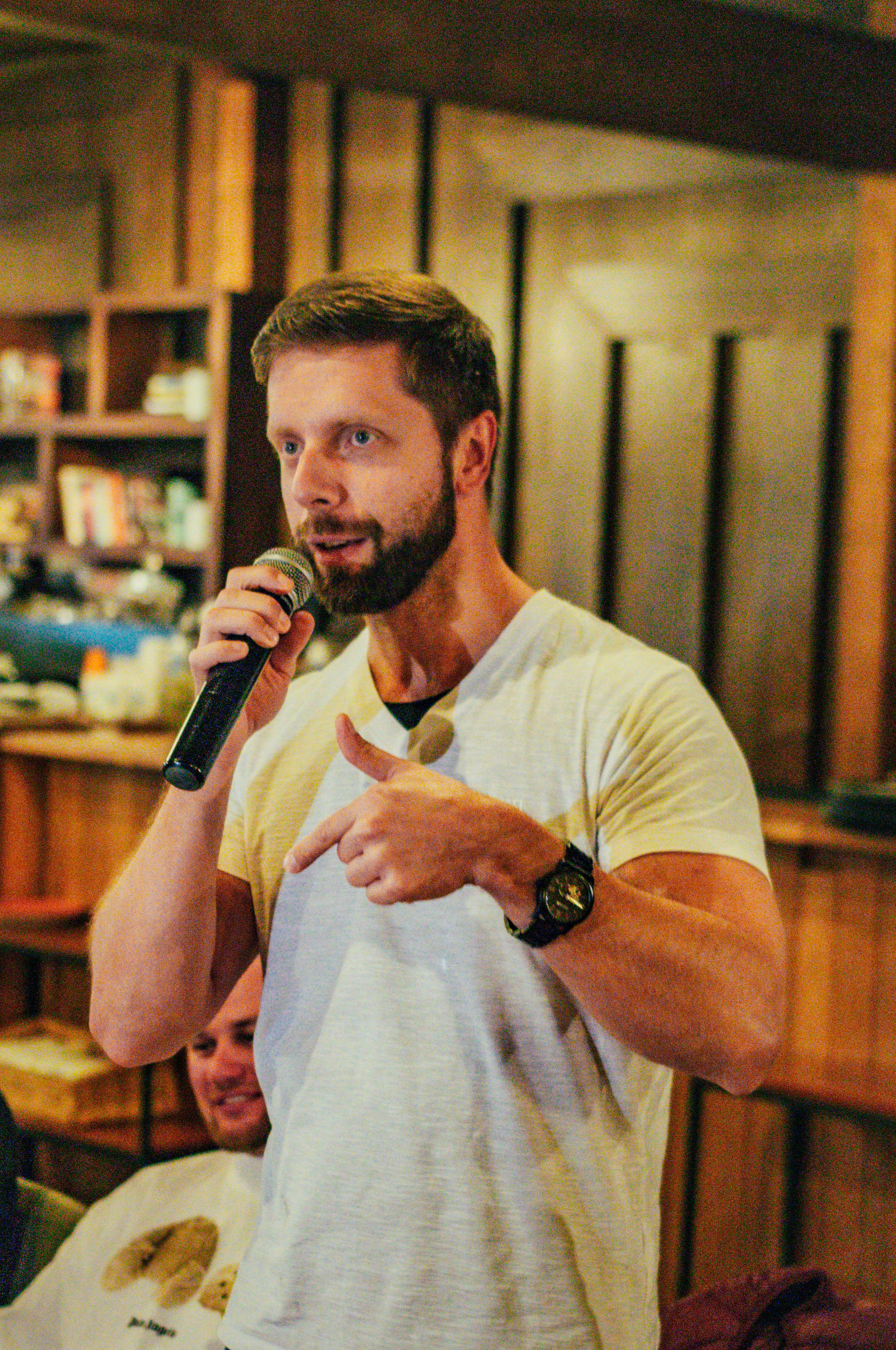 Мужчина говорит речь на ужине бизнес-клуба