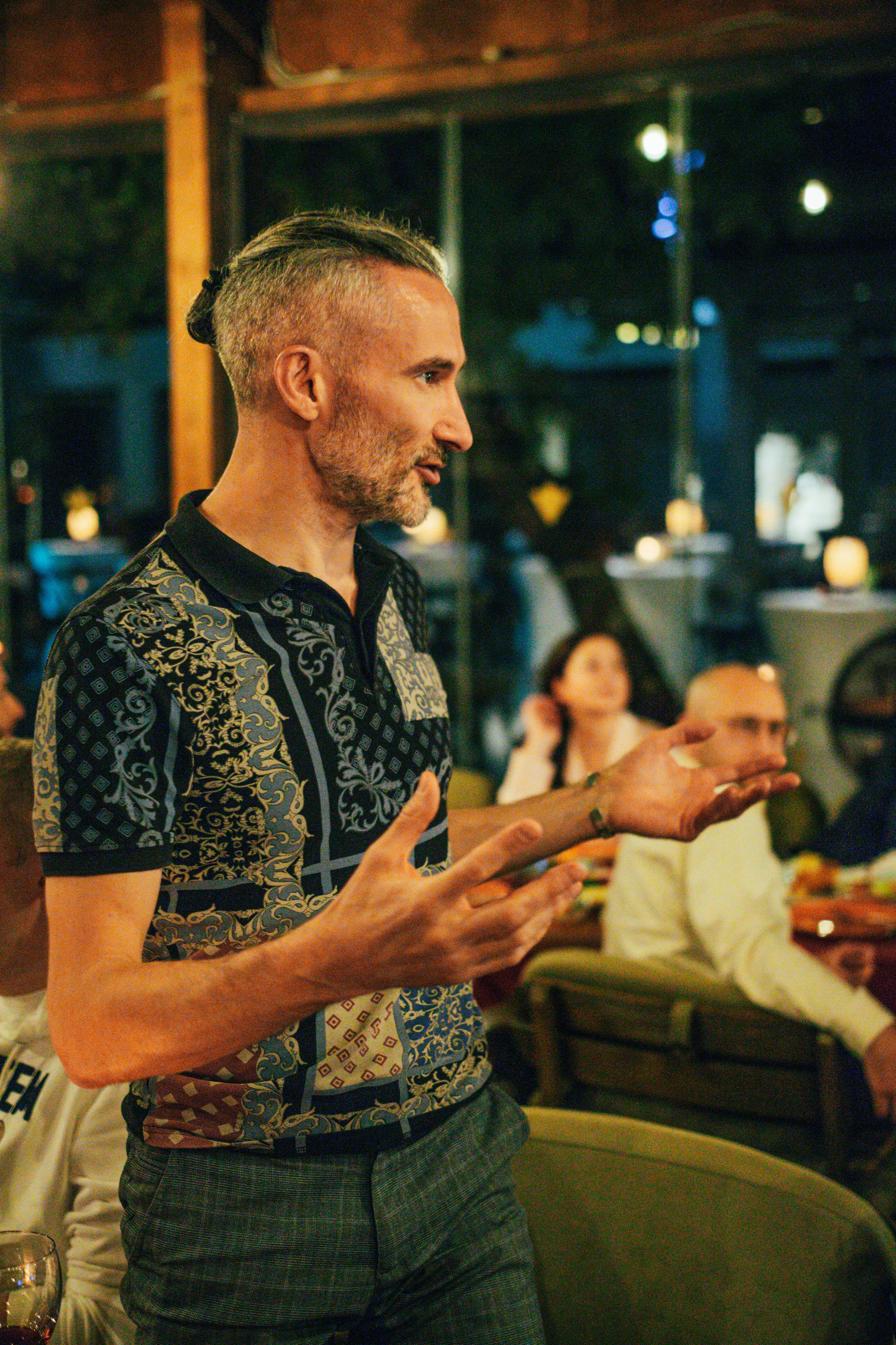 Мужчина говорит речь на ужине бизнес-клуба