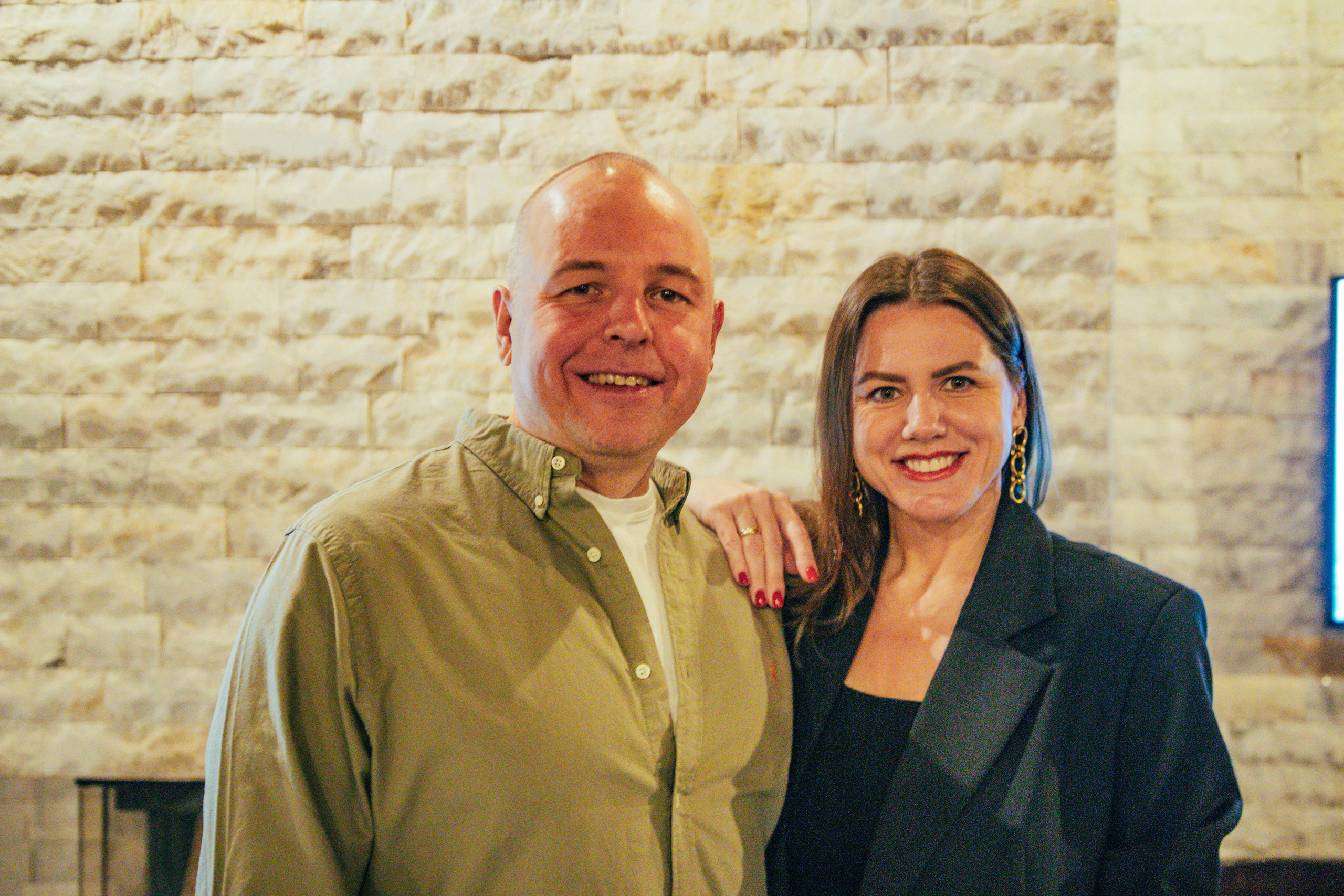 Мужчина и женщина на ужине бизнес-клуба