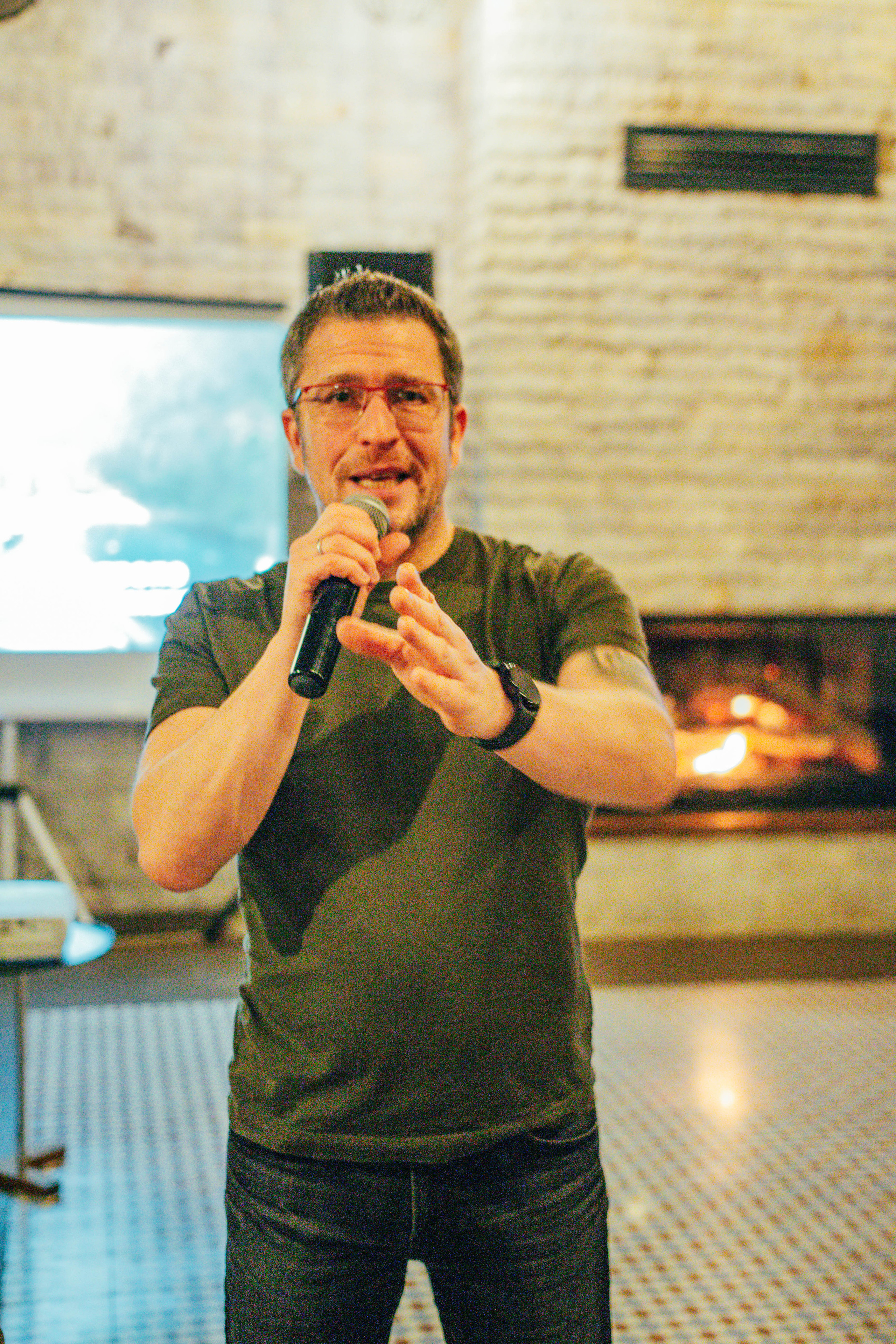 Основатель бизнес-клуба говорит речь на на ужине бизнес-клуба