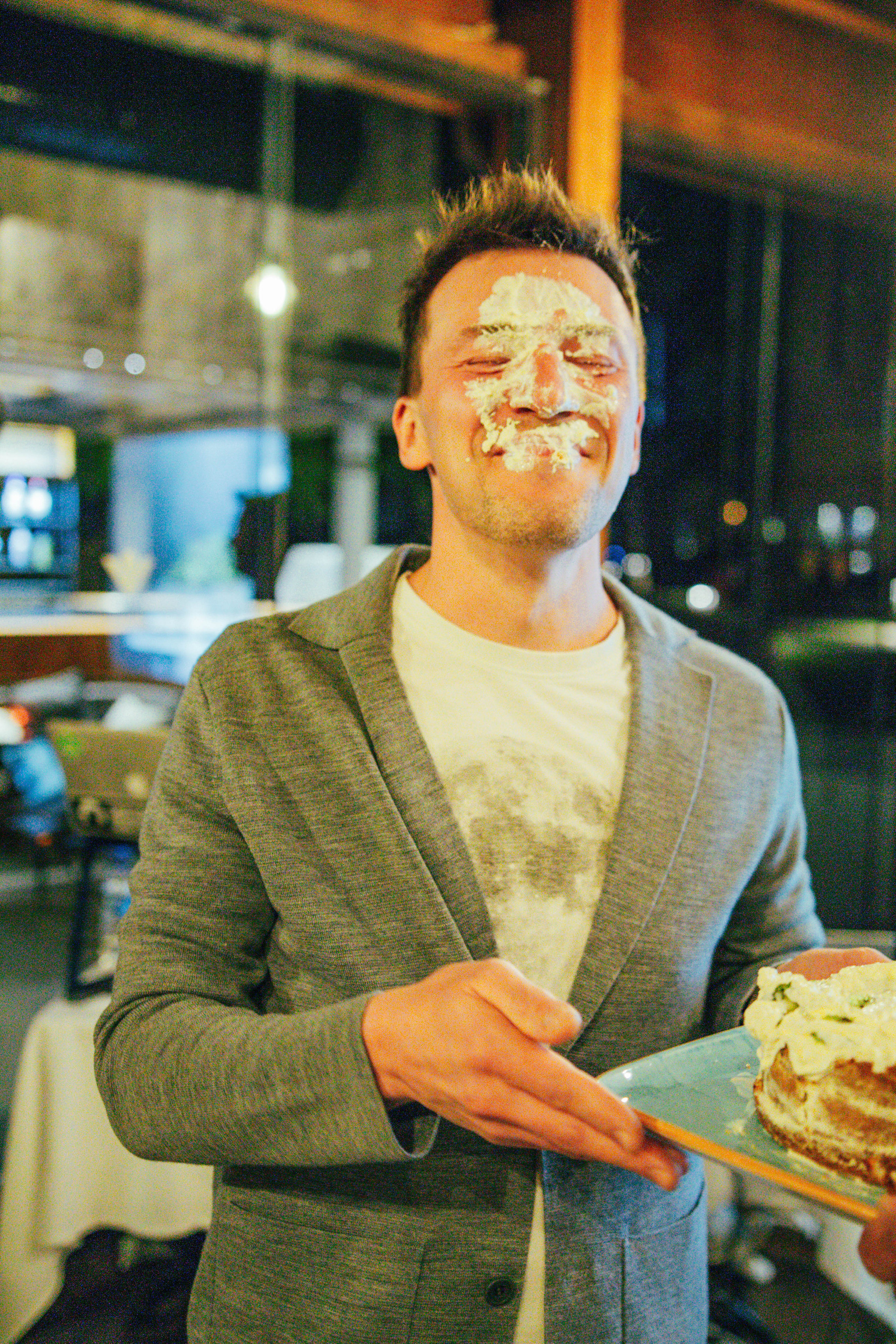 Мужчина после падения в торт на ужине бизнес-клуба