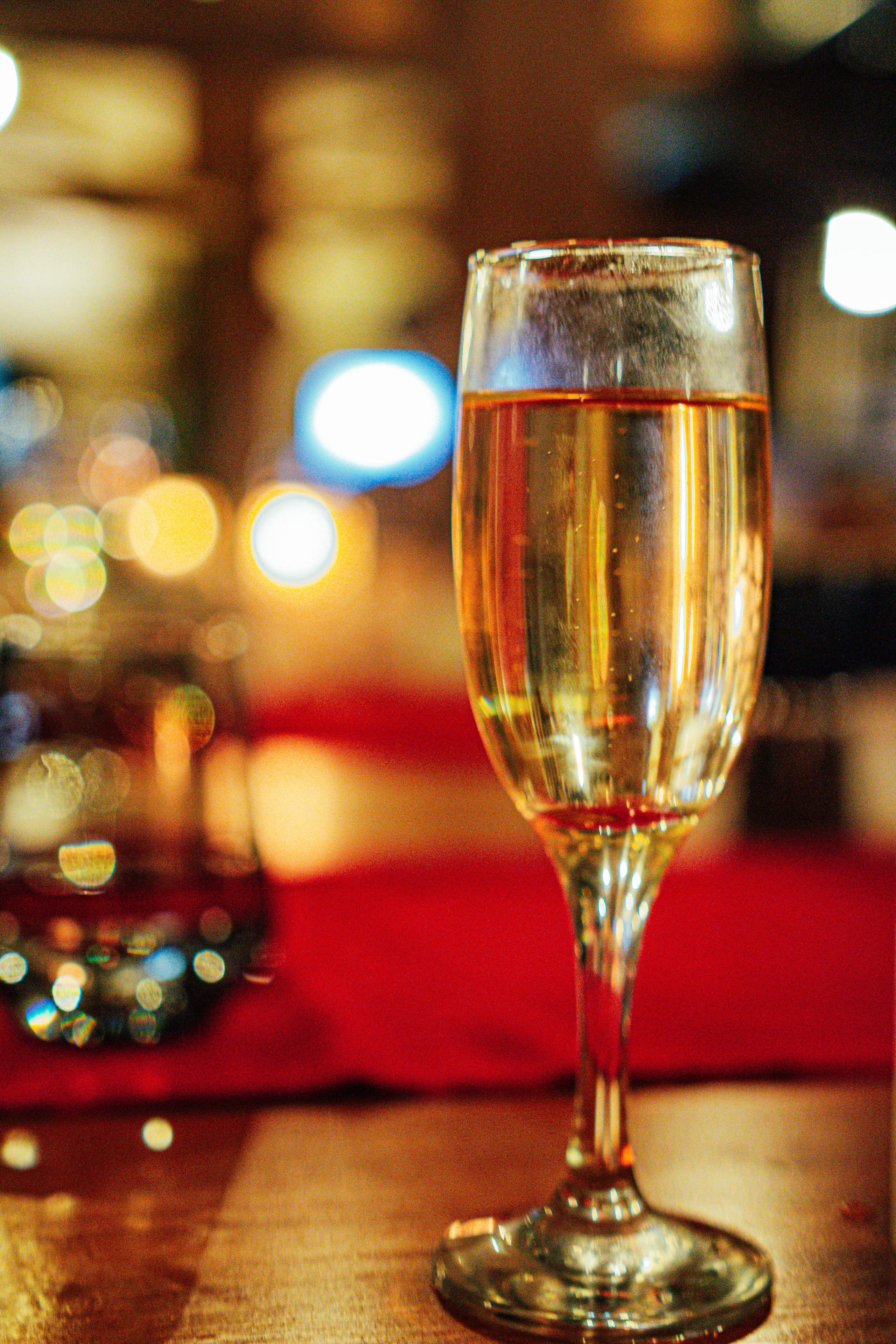 Бокал шампанского на ужине бизнес-клуба