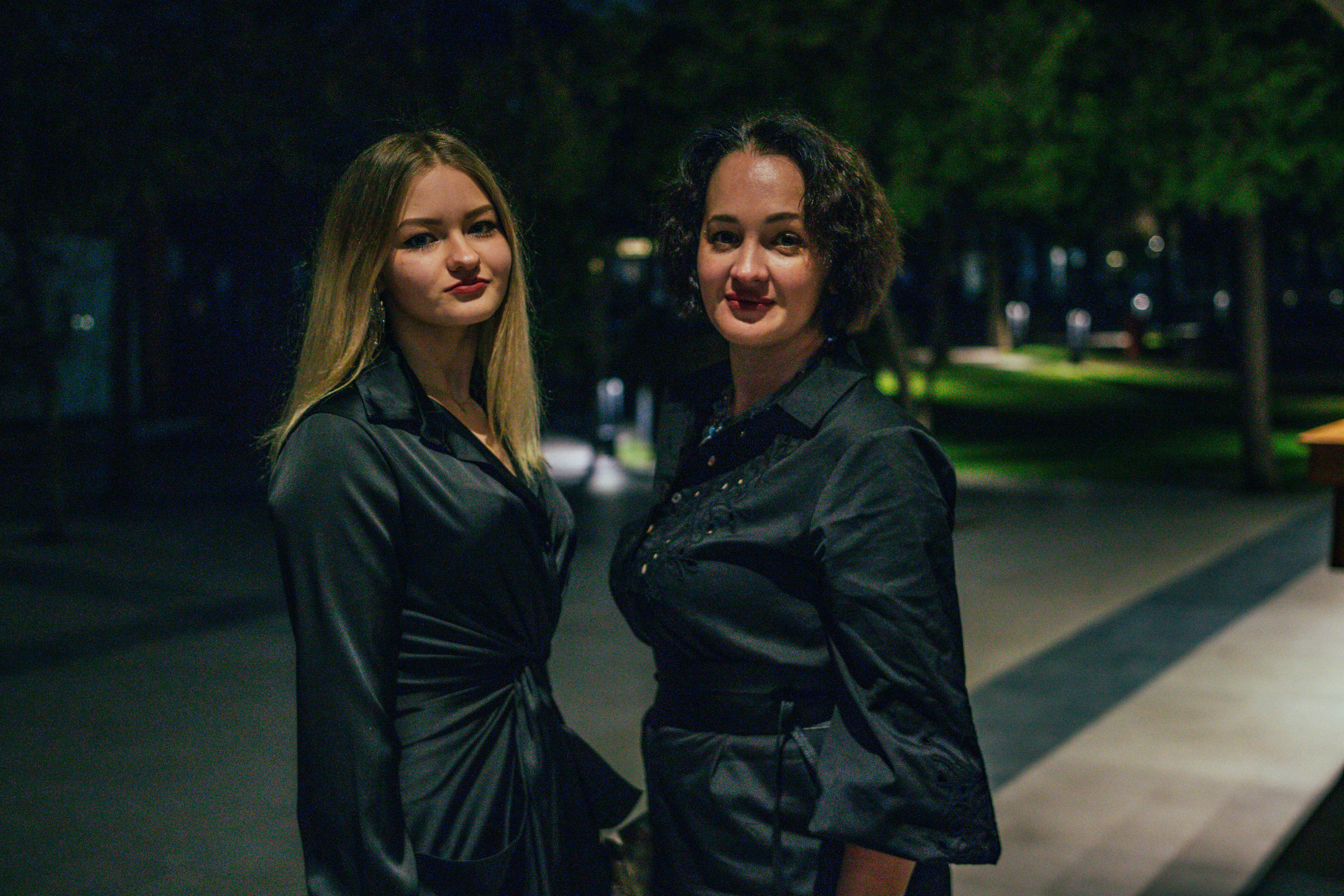 Две девушки на ужине бизнес-клуба