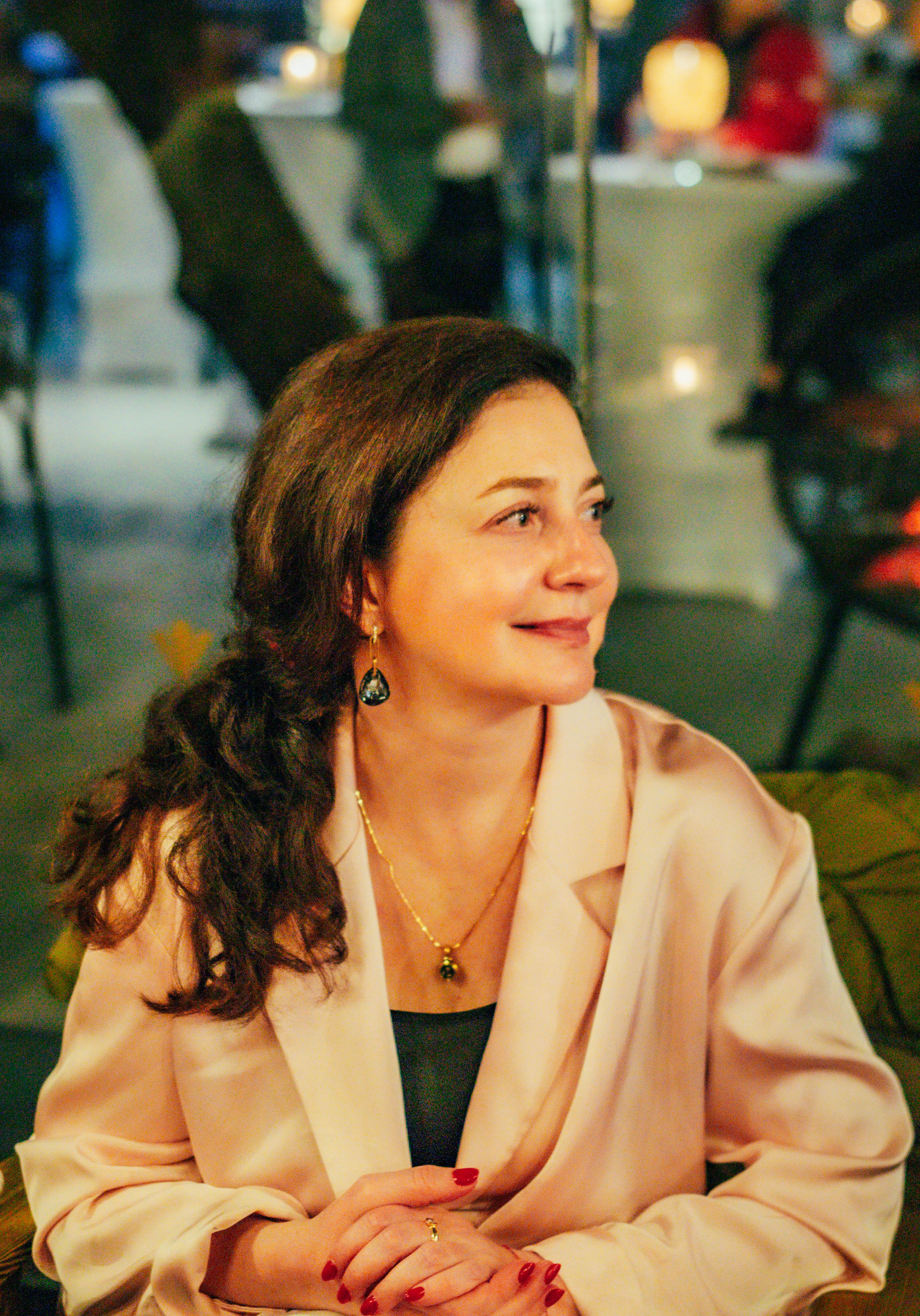 Девушка увлечённо следит за событиями на ужине бизнес-клуба