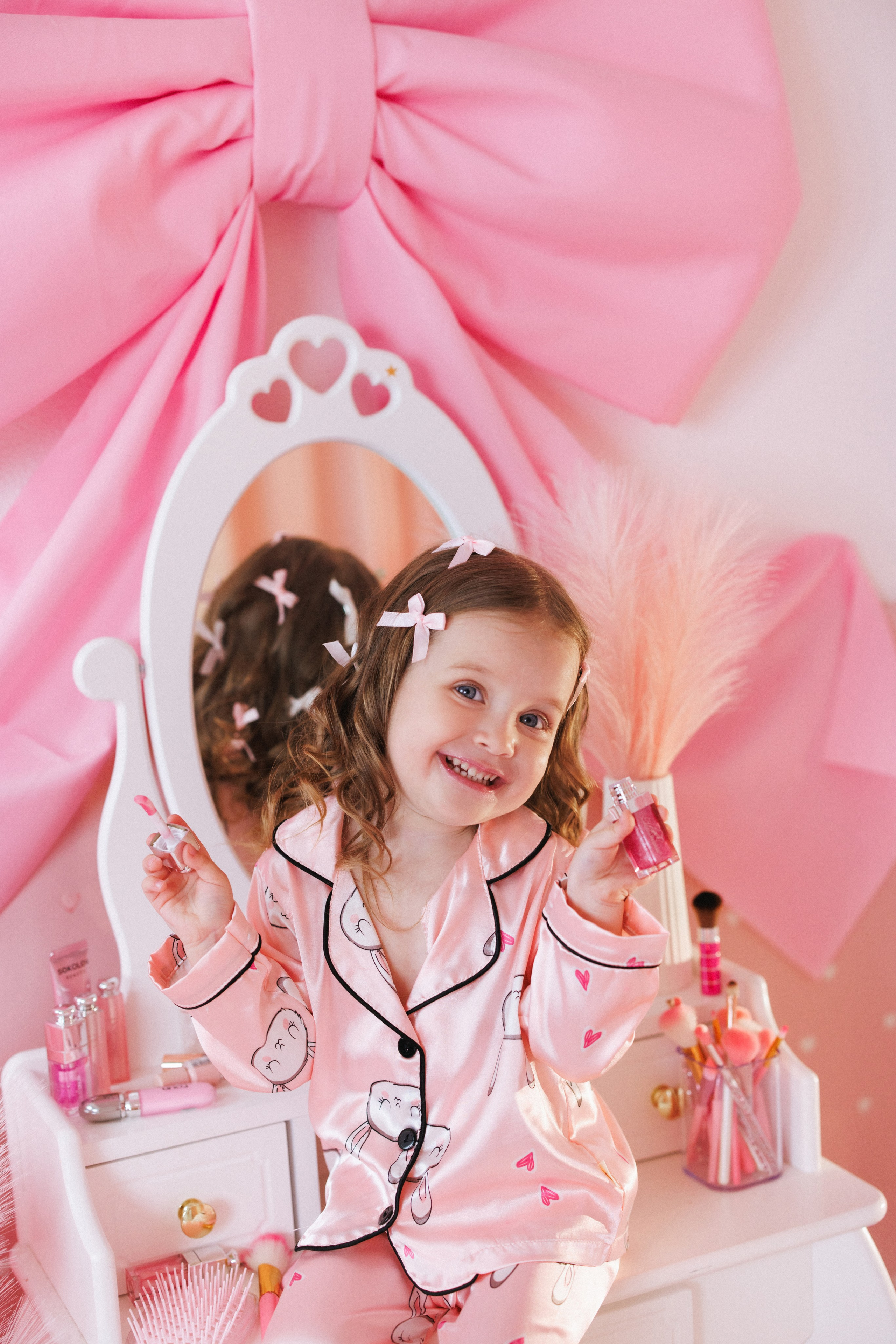 Фотосессия для девочек в интерьере розовой комнаты. Семейный и детский фотограф в Краснодаре Анна Трашкова