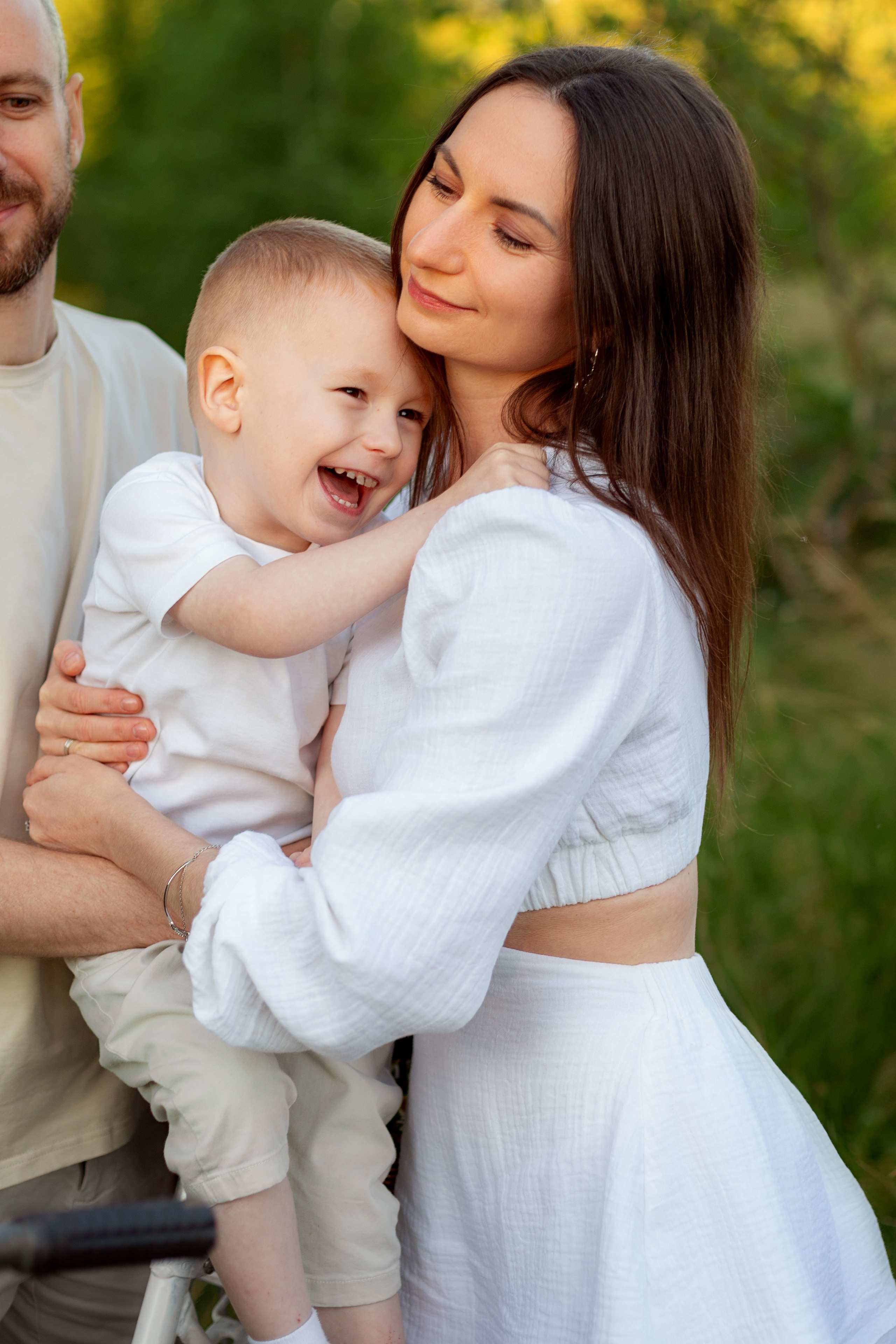 Семейный летний пикник с велосипедом. Фотограф Ульянкина Мария