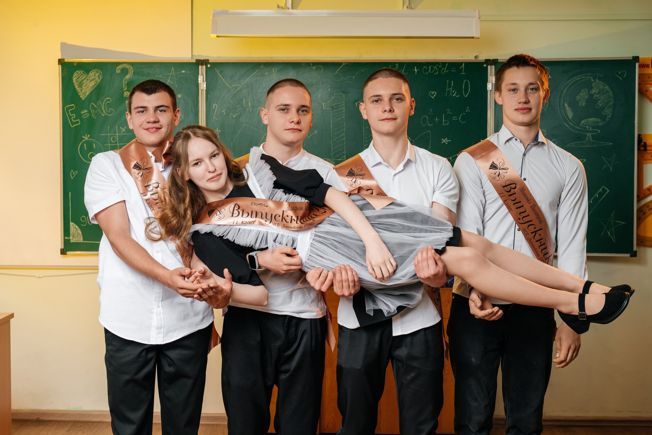 Сочная классика. Школьный фотограф в Валуйках. Фотосессии для выпускников и изготовление выпускных альбомов в городе Валуйки и в Белгородской области