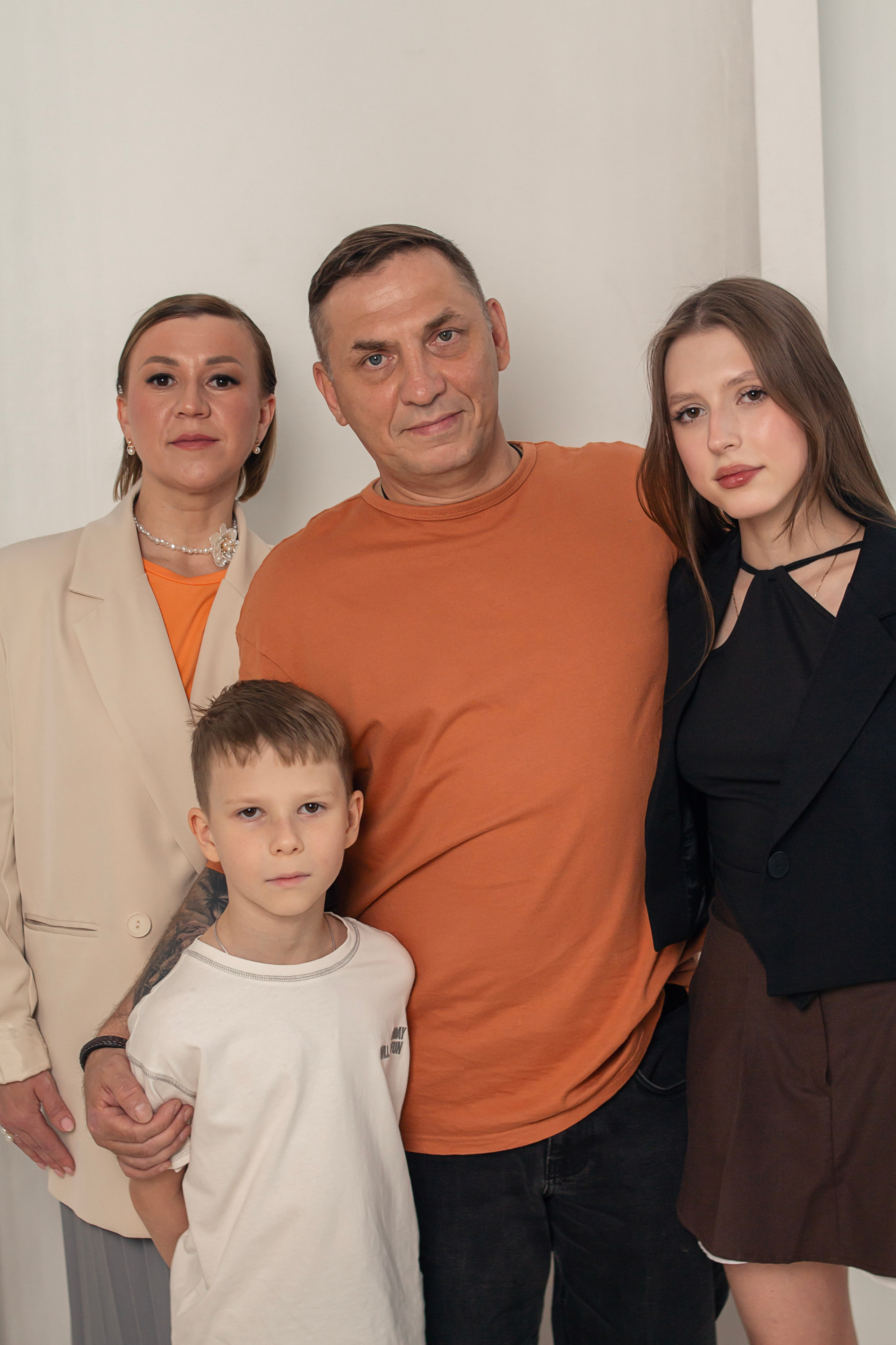 Гузель и семья. Тютина Оля фотограф-ретушер Екатеринбург