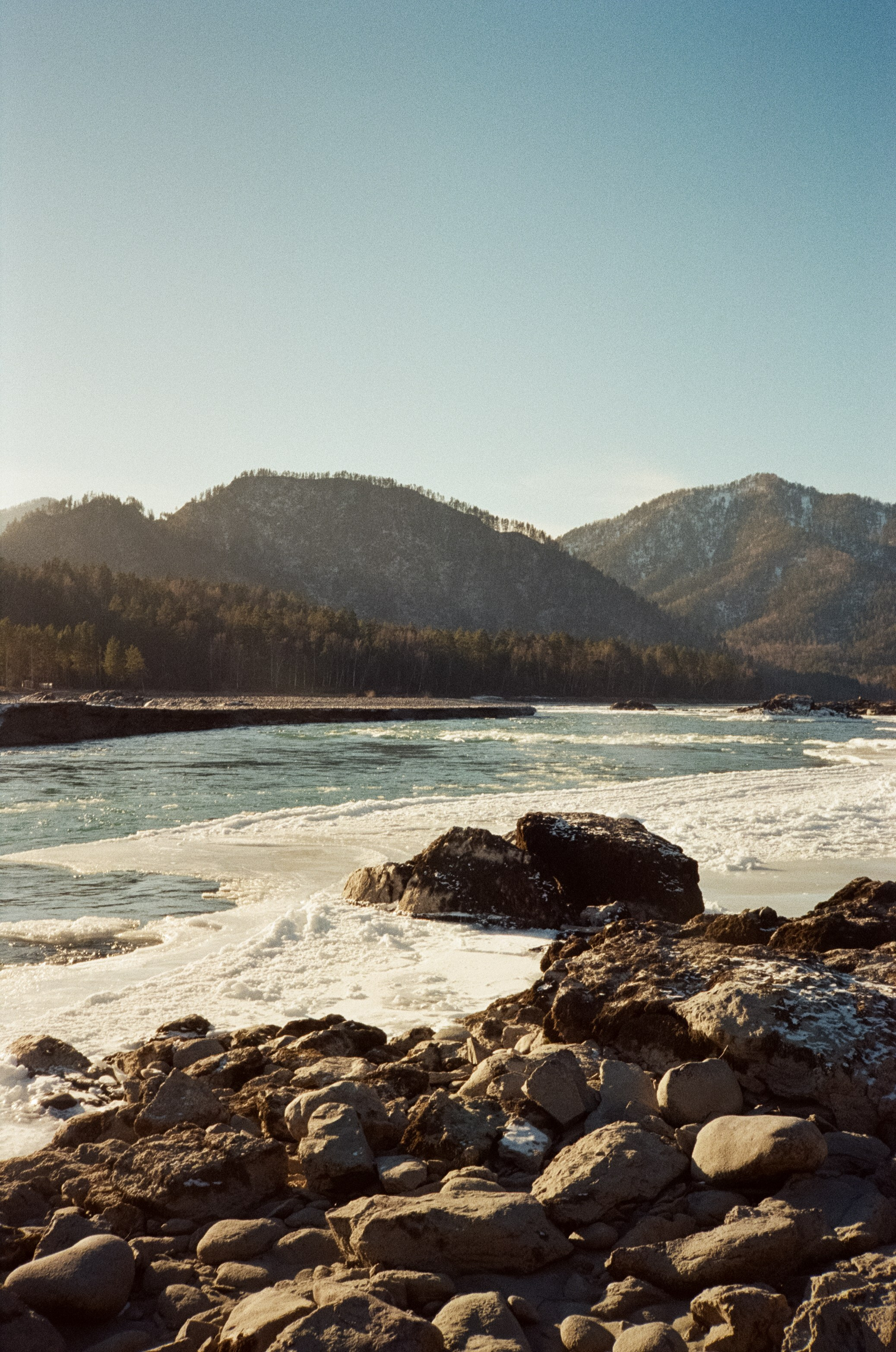 Кедровый остров и база Берель. Яркое солнце, скалы, льды и бурлящий по. Фотограф-документалист Мария Осокина