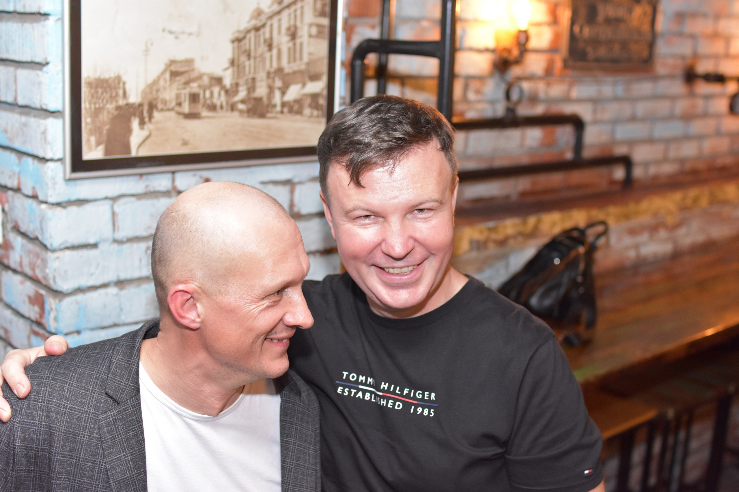 Hard Rock Cafe — Торжественный праздник дня рождения. Фотограф Владивосток (художественный портрет, празднование, торжество, мероприятие, фотопрогулка)