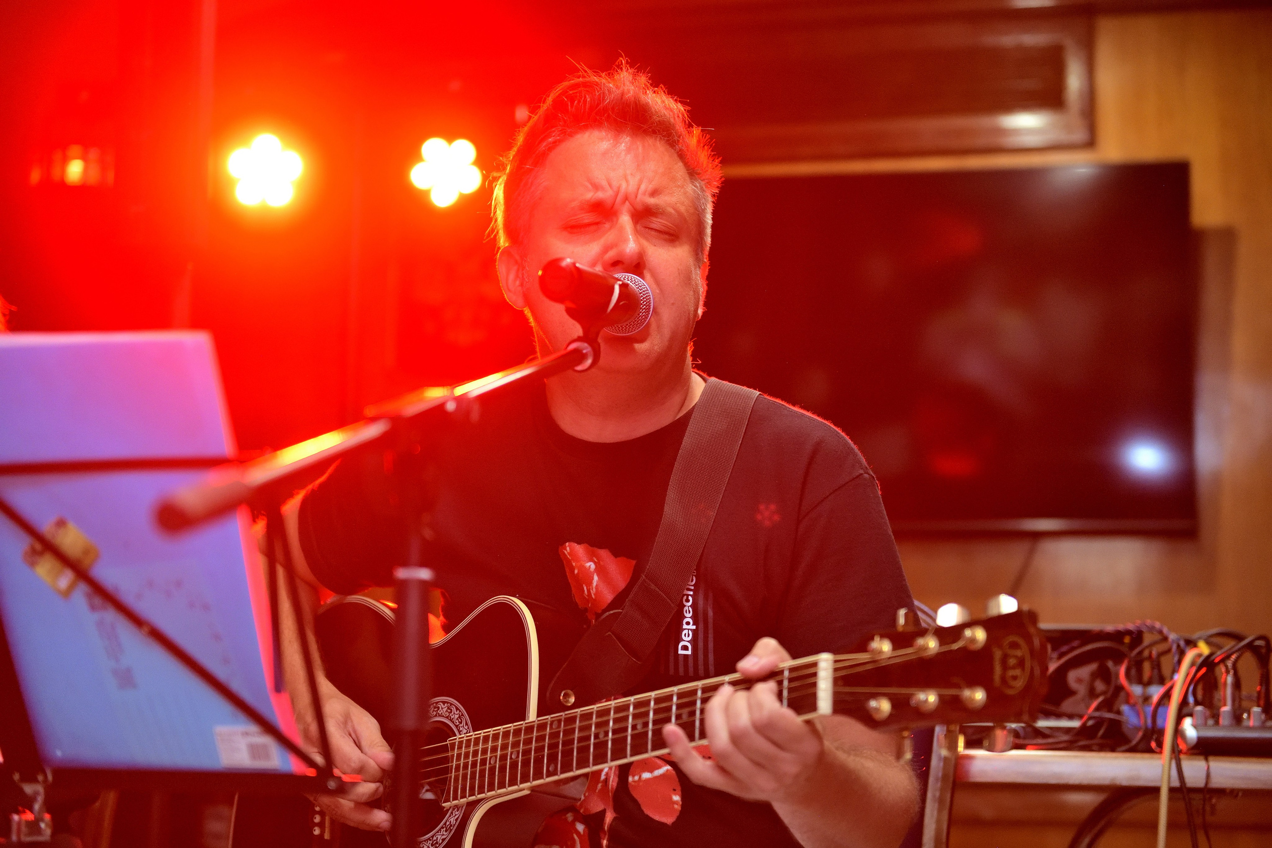 "Солист группы DM Acoustics поет на концерте на музыкальном кораблике Depeche Mode Boat Party".