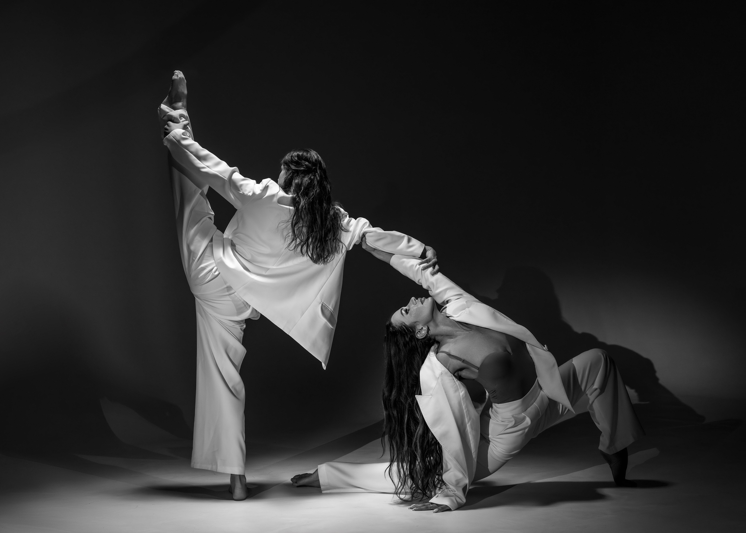 Художественная фотосессия воздушных гимнастов в зале фотостудии