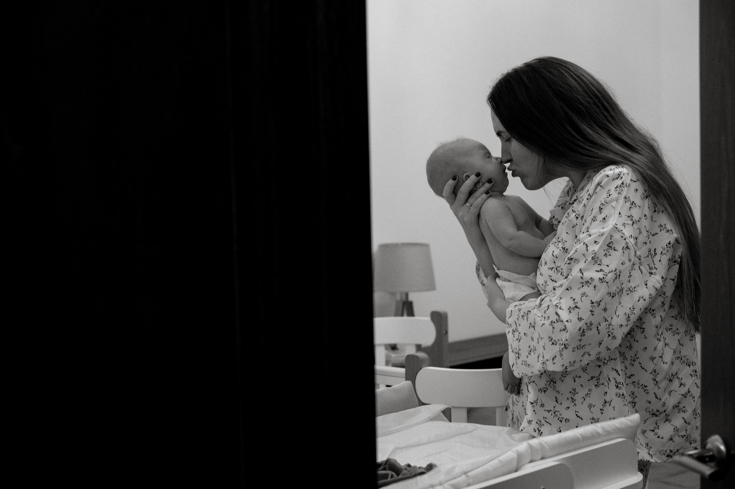 Семейная домашняя фотосессия. Профессиональный фотограф беременности в СПБ. Стильные фотосессии беременности в стиле минимализм и классическая фотография