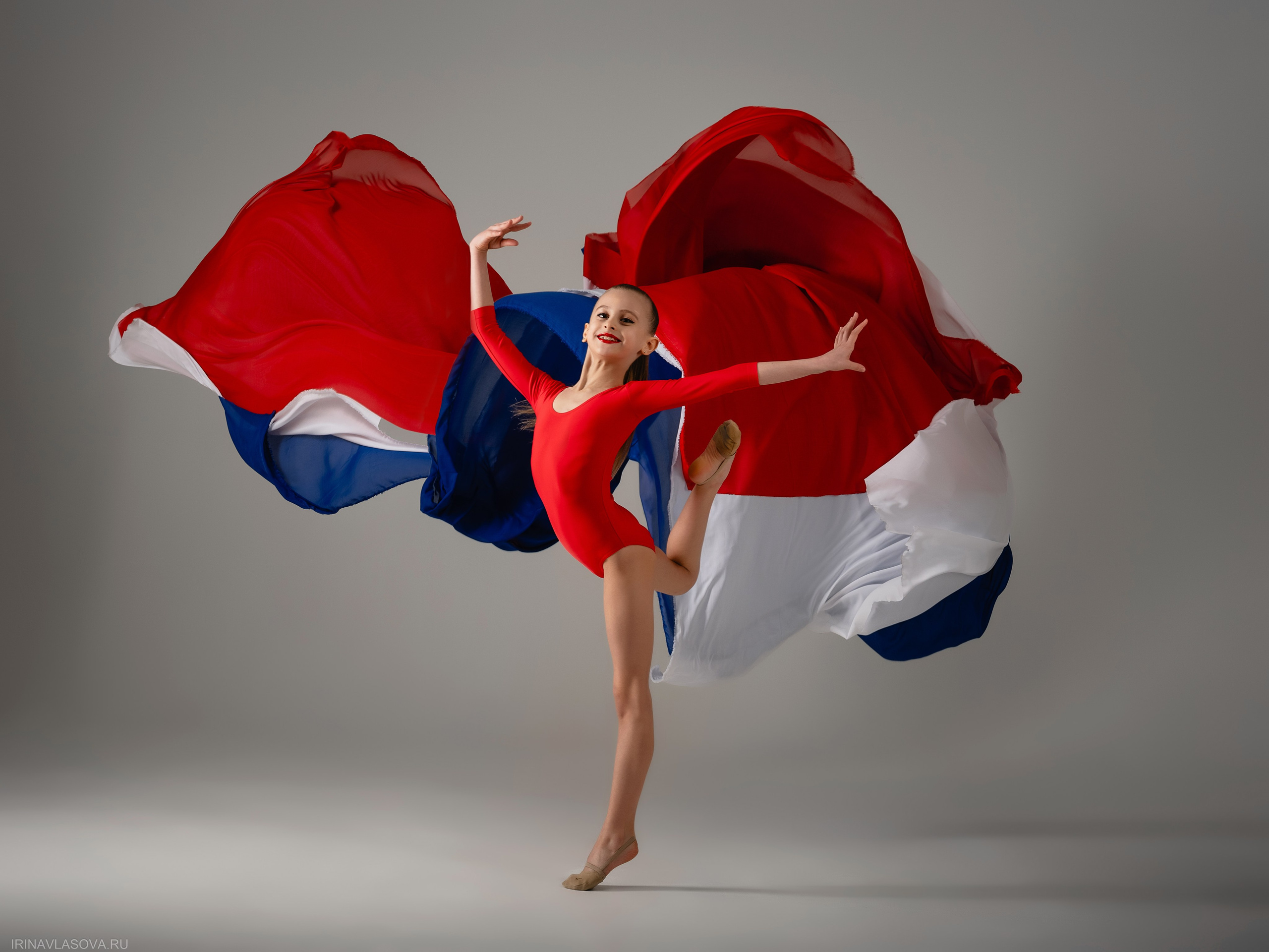 красивая фотосесия для гимнастки с летящими тканями