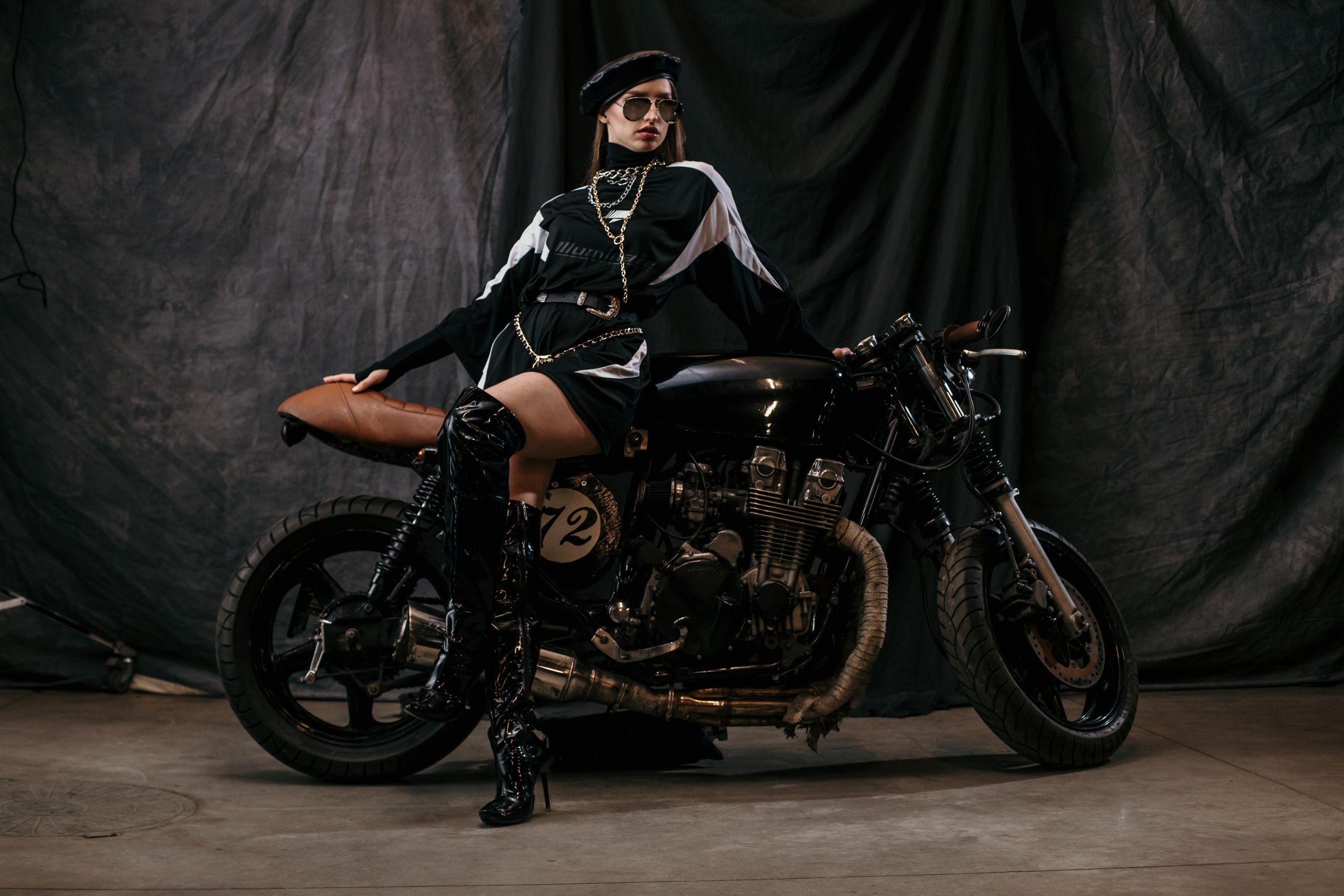 Девушки-байкеры — Фотосессия с мотоциклом в Питере. Свадебный, семейный, портретный, репортажный фотограф в Санкт-Петербурге