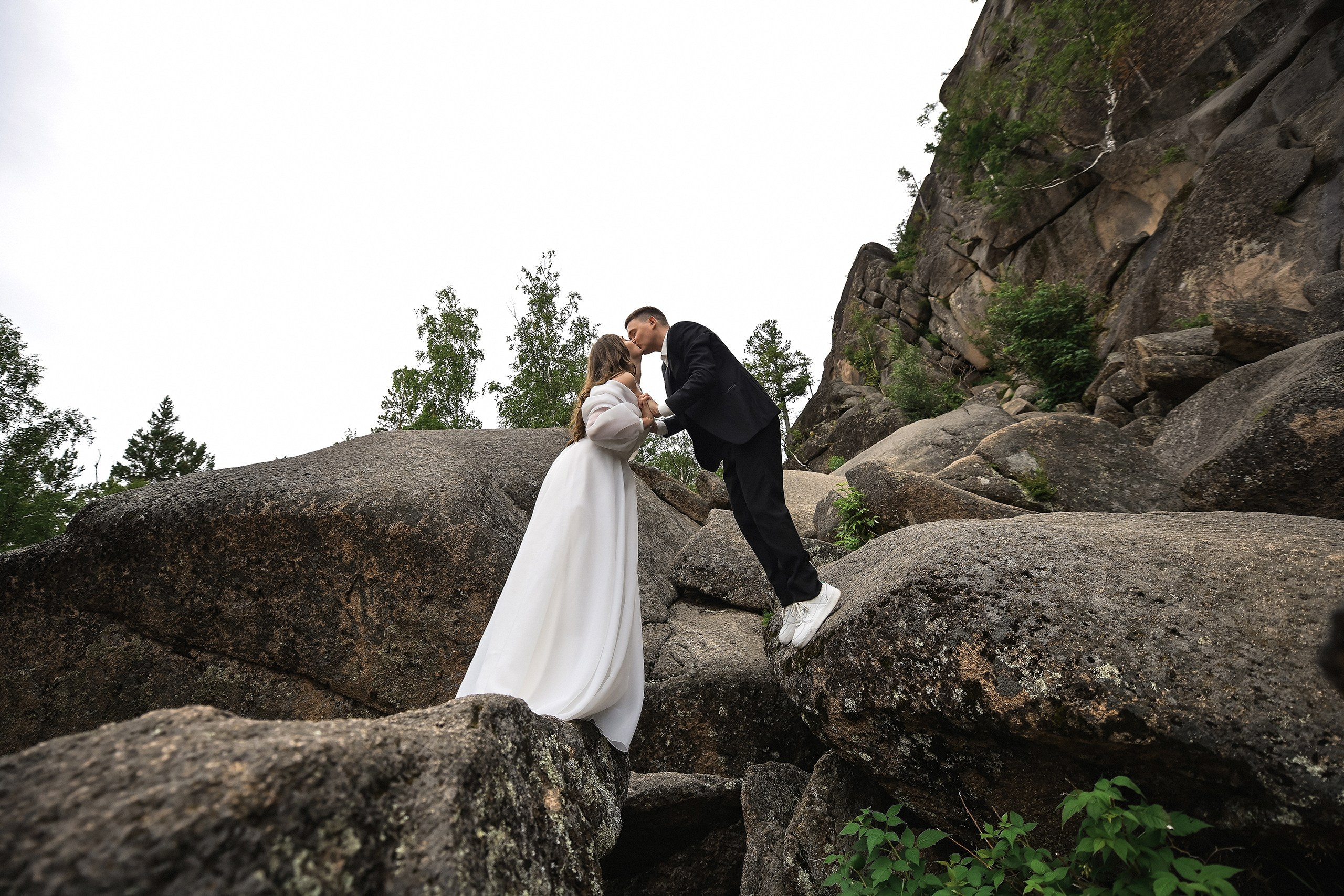 Свадебная фотосессия на Столбах в Красноярске | Экстрим и романтика в одном кадре. 📸 Свадебный и семейный фотограф в Красноярске Тихомиров Евгений | 17 лет опыта | 800+ свадеб