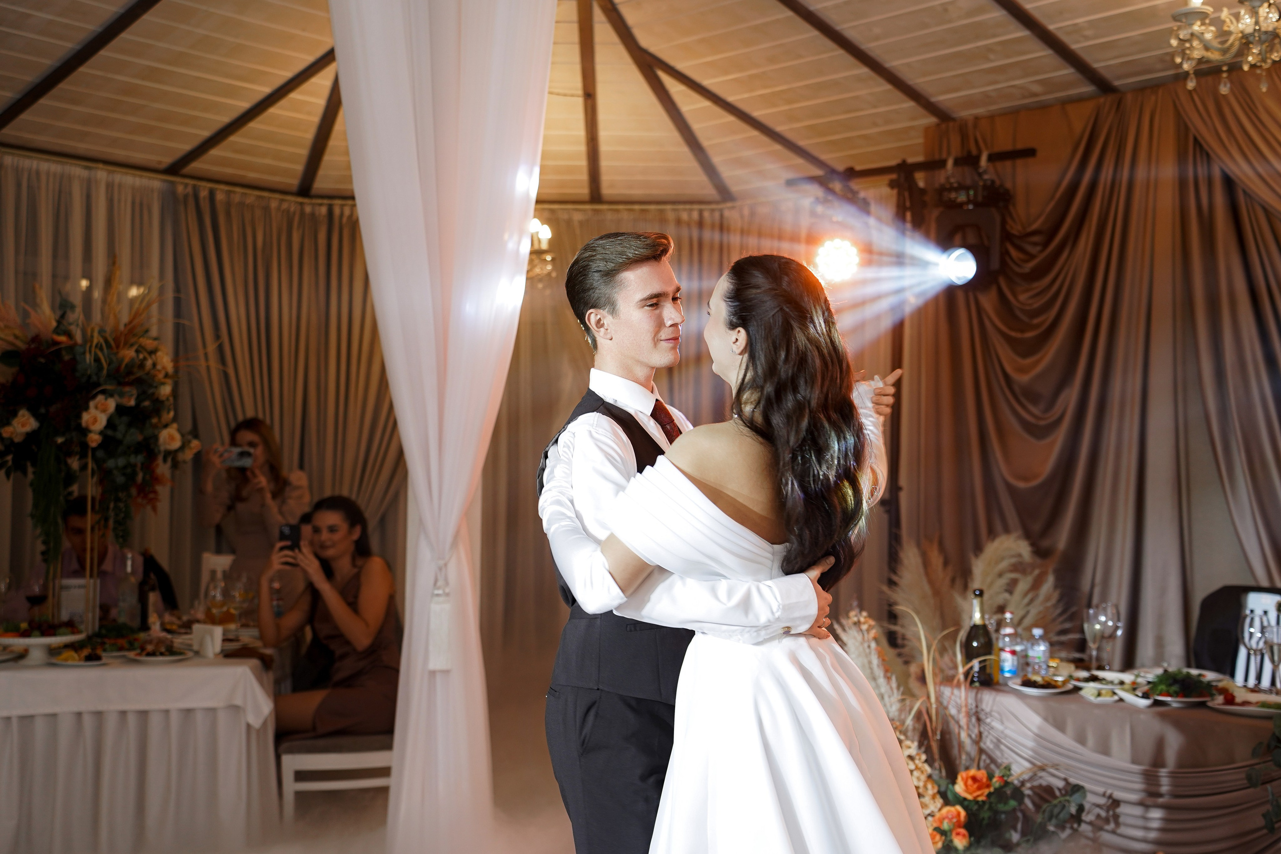 Свадебный банкет в беседке. Свадебный фотограф в Ростове-на-Дону. Таинство Крещения и Венчания, семейные фотосессии. Алёна Чёботова