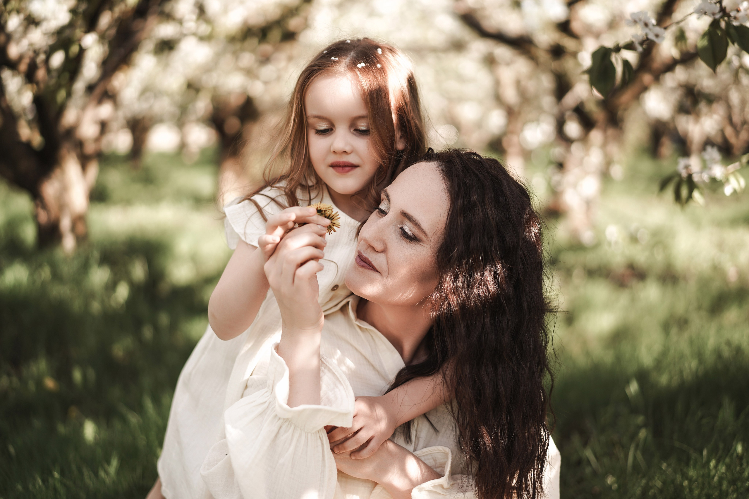 Семейная фотосессия на цветущих садах. Свадебный фотограф в Ростове-на-Дону. Таинство Крещения и Венчания, семейные фотосессии. Алёна Чёботова
