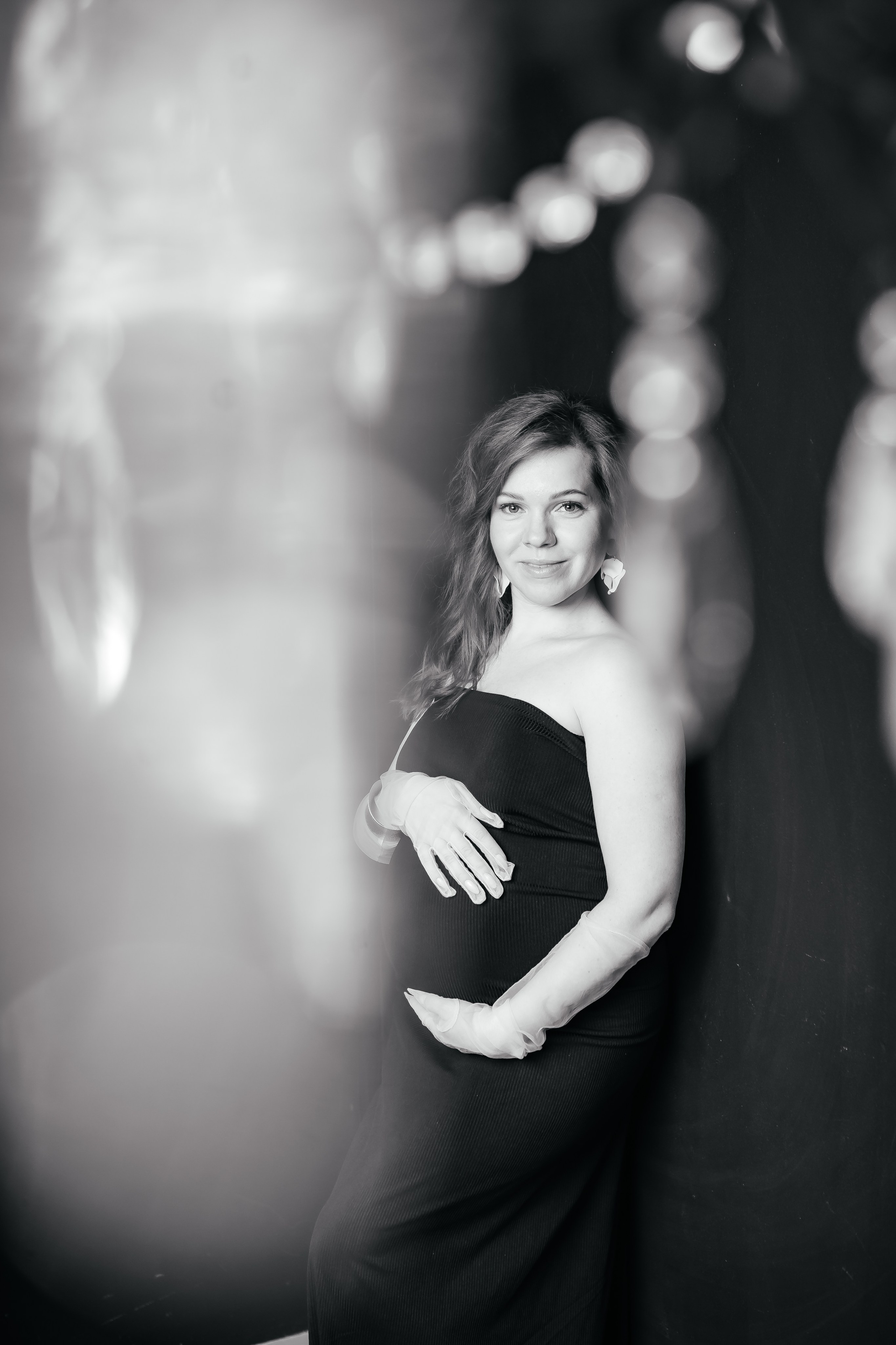 Оригинальная фотосъемка живота беременной женщины крупным планом, выразительный свет