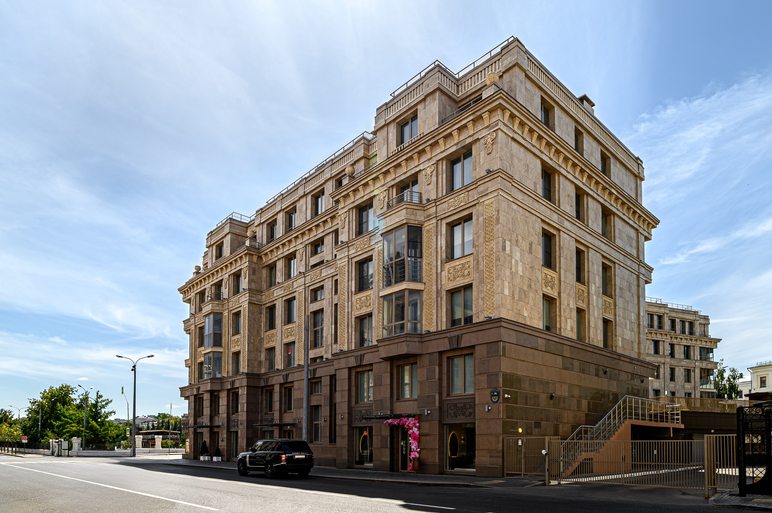 Профессиональная архитектурная фотосъемка современного жилого комплекса Odette в центре Казани солнечным днем