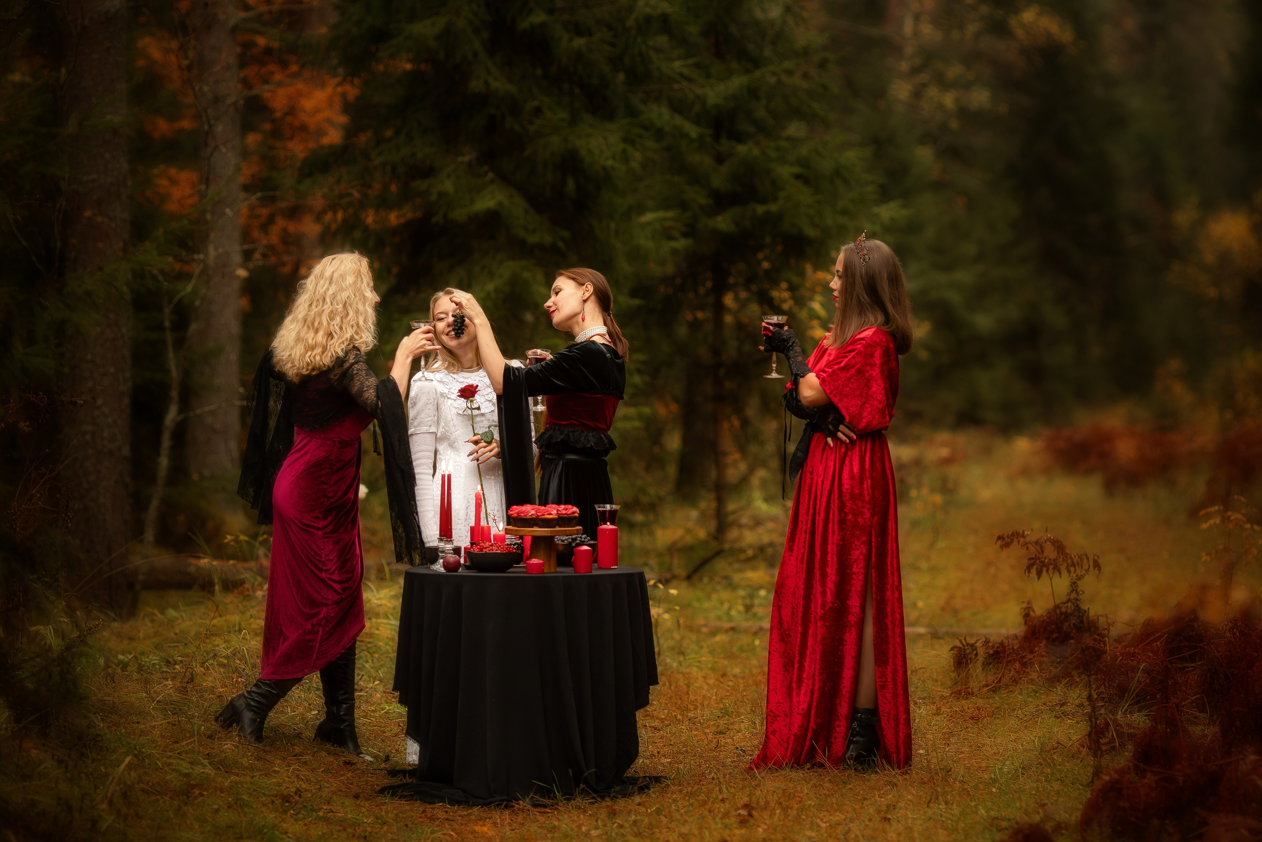 Фотопроект «Вампиры» — тёмная эстетика, осень и красный свет. Фотограф Анна Грошикова — авторская съёмка на рассвете и закате в Москве, Мытищах, Солнечногорске и Московской области