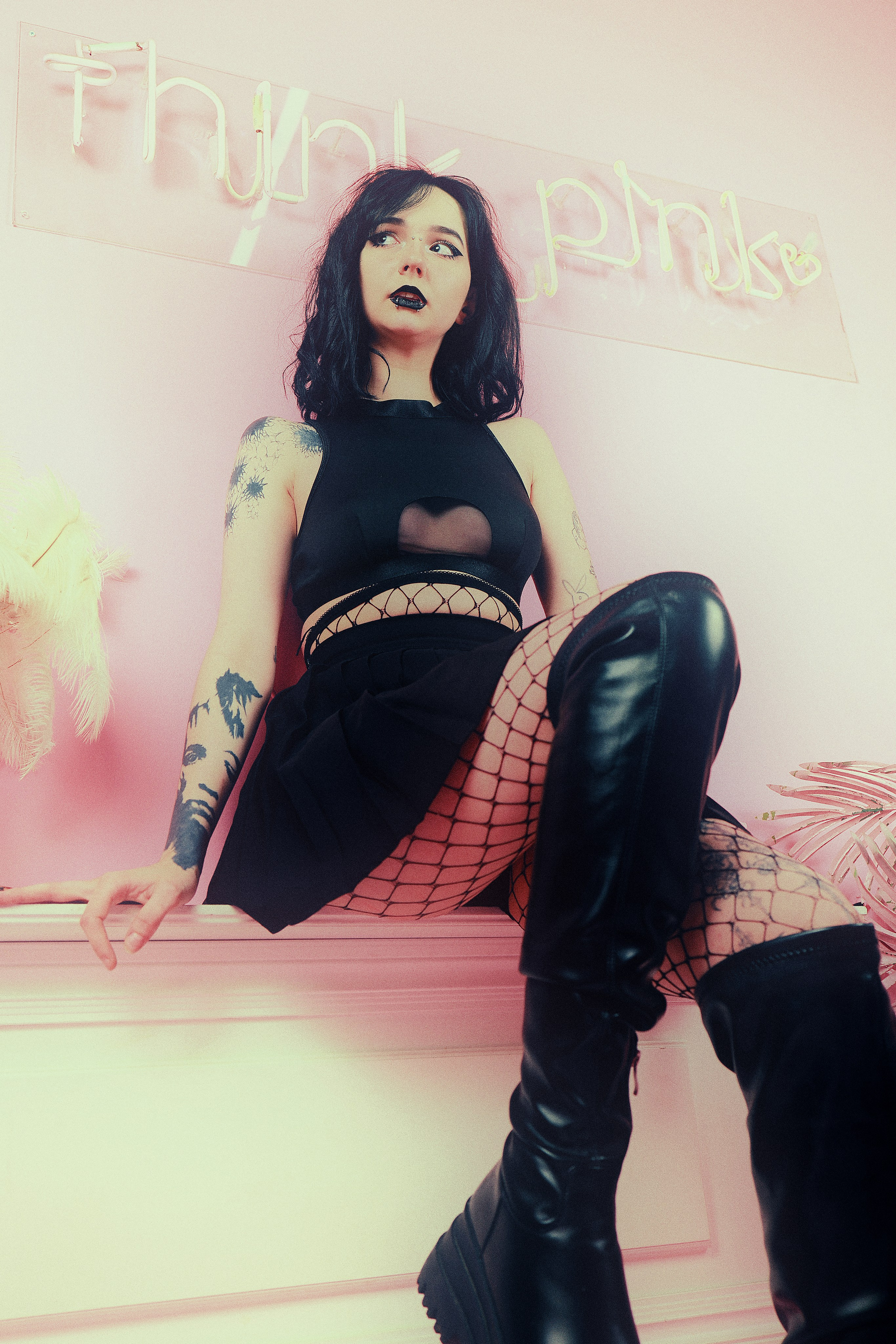 Женская фотосессия в розовой студии