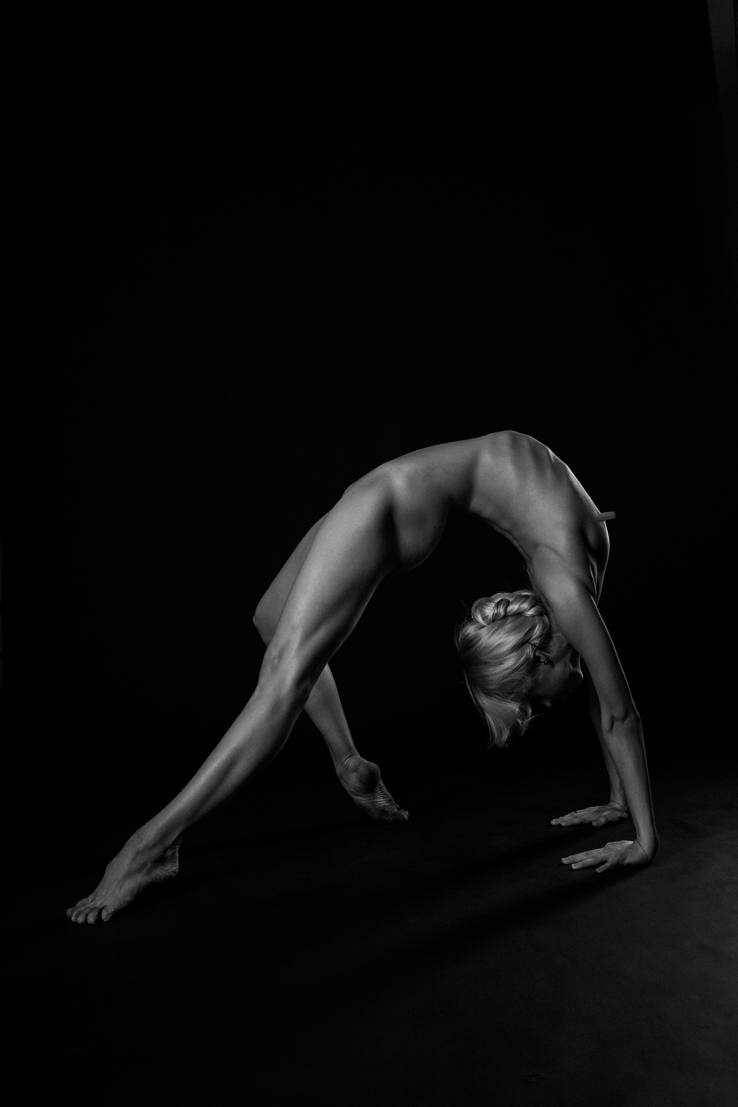 Низкий ключ балерина 18+. Фотограф в Краснодаре Лагунов Владимир