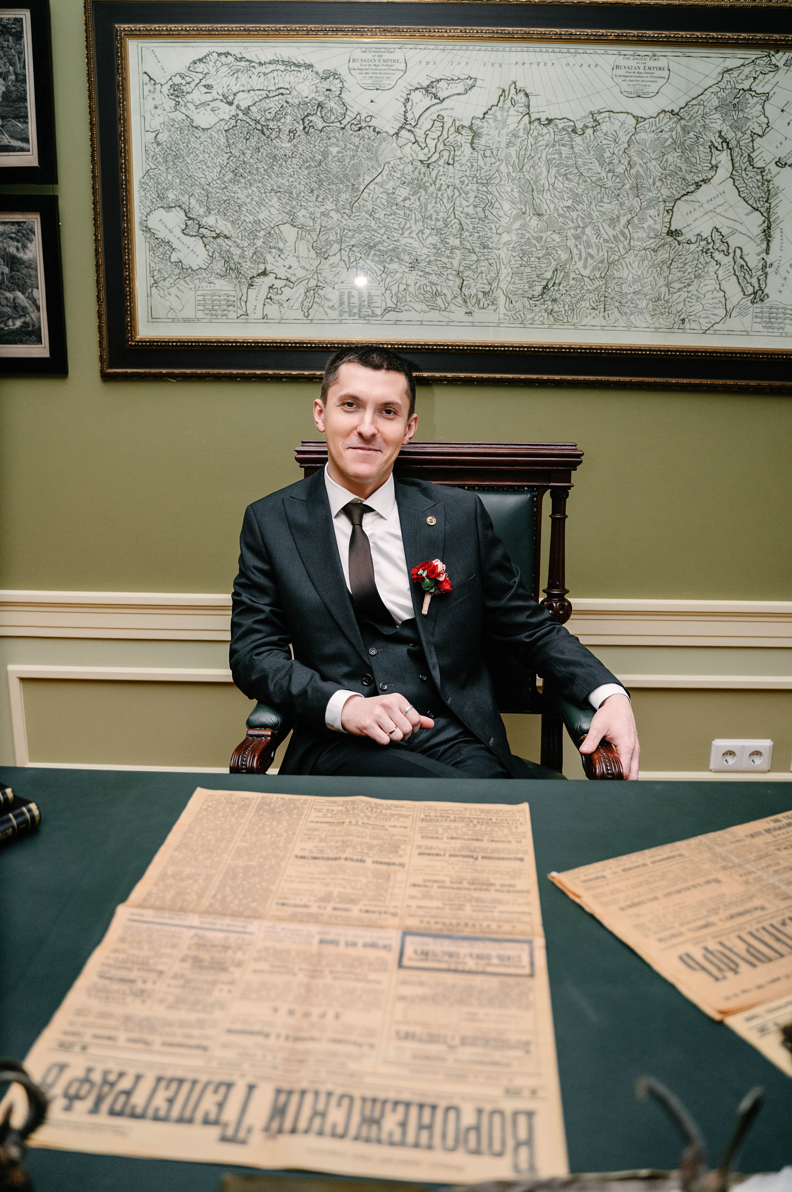 жених позирует за столом