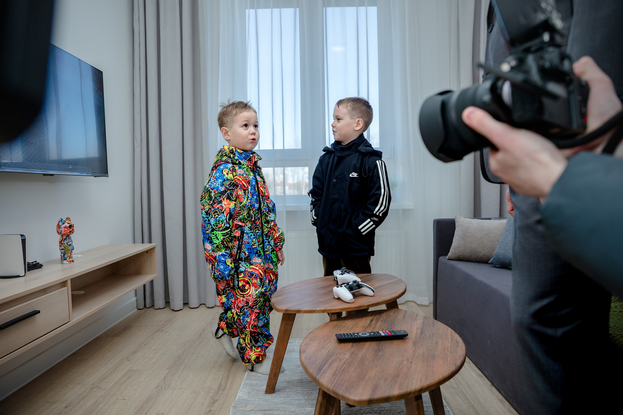 Ребёнок в интерьере новой квартиры, новоселье, фотограф