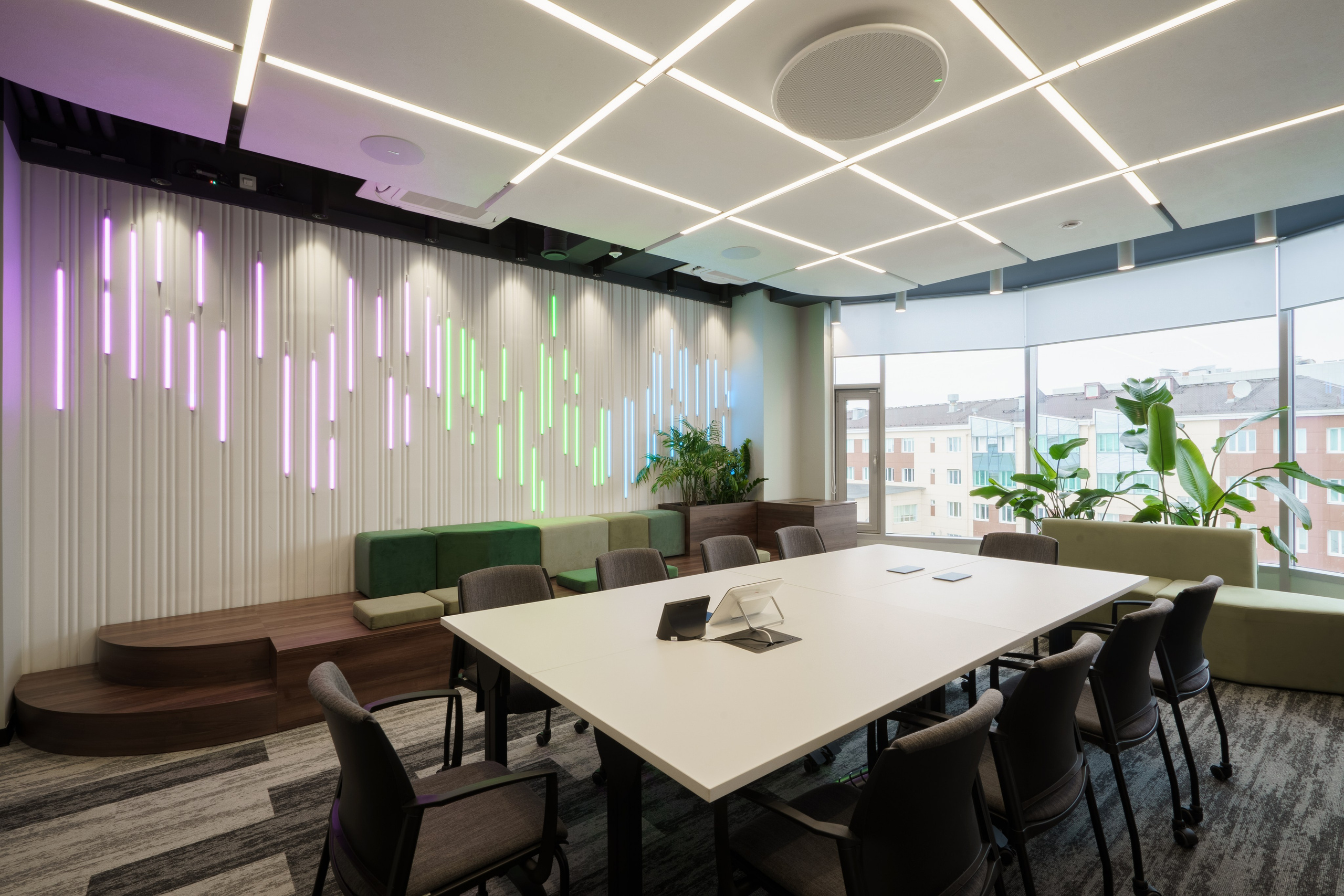 Конференц-зал Сбербанка с удобной мебелью и современной техникой