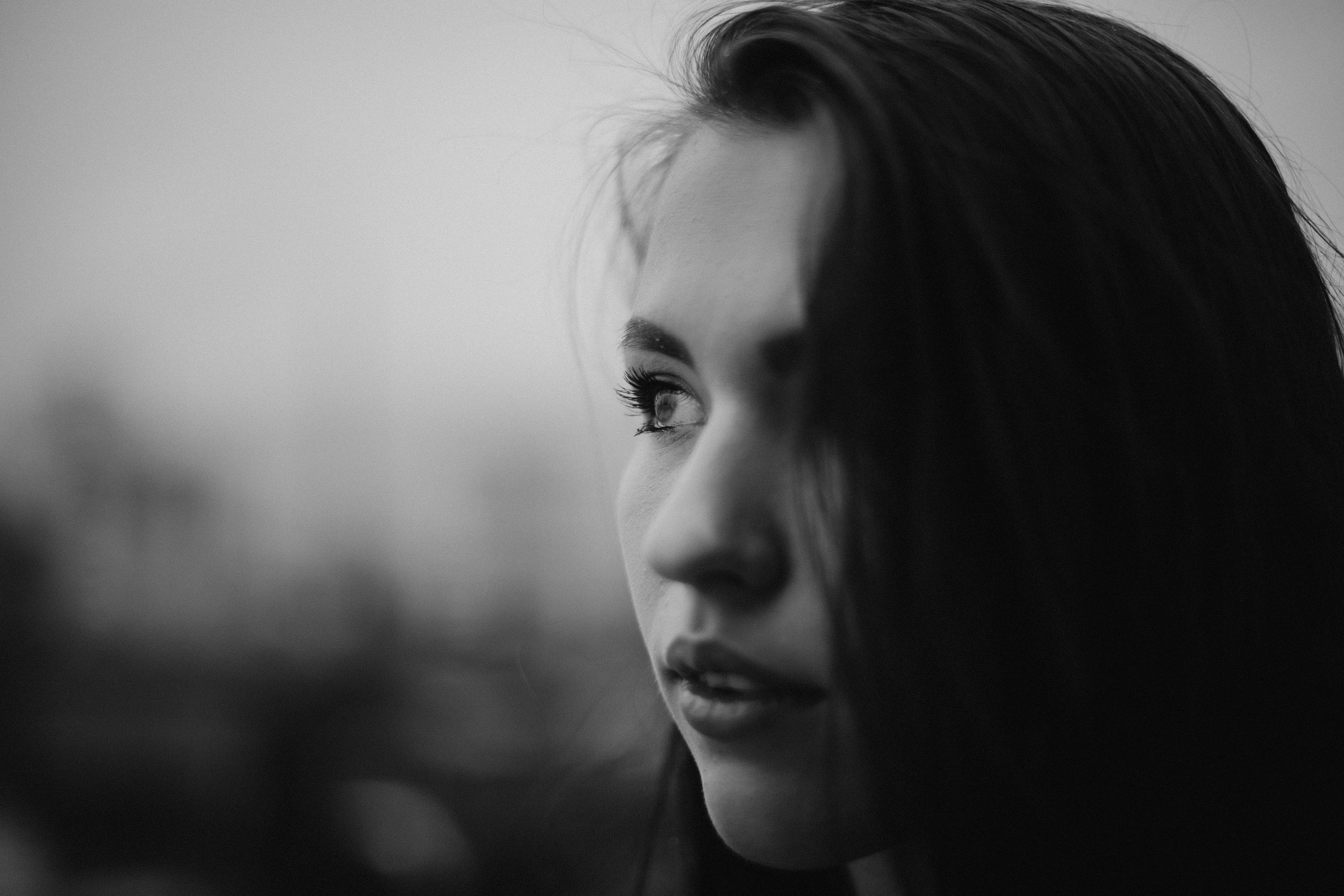 Черно-белая женская фотосессия на крыше в Красноярске