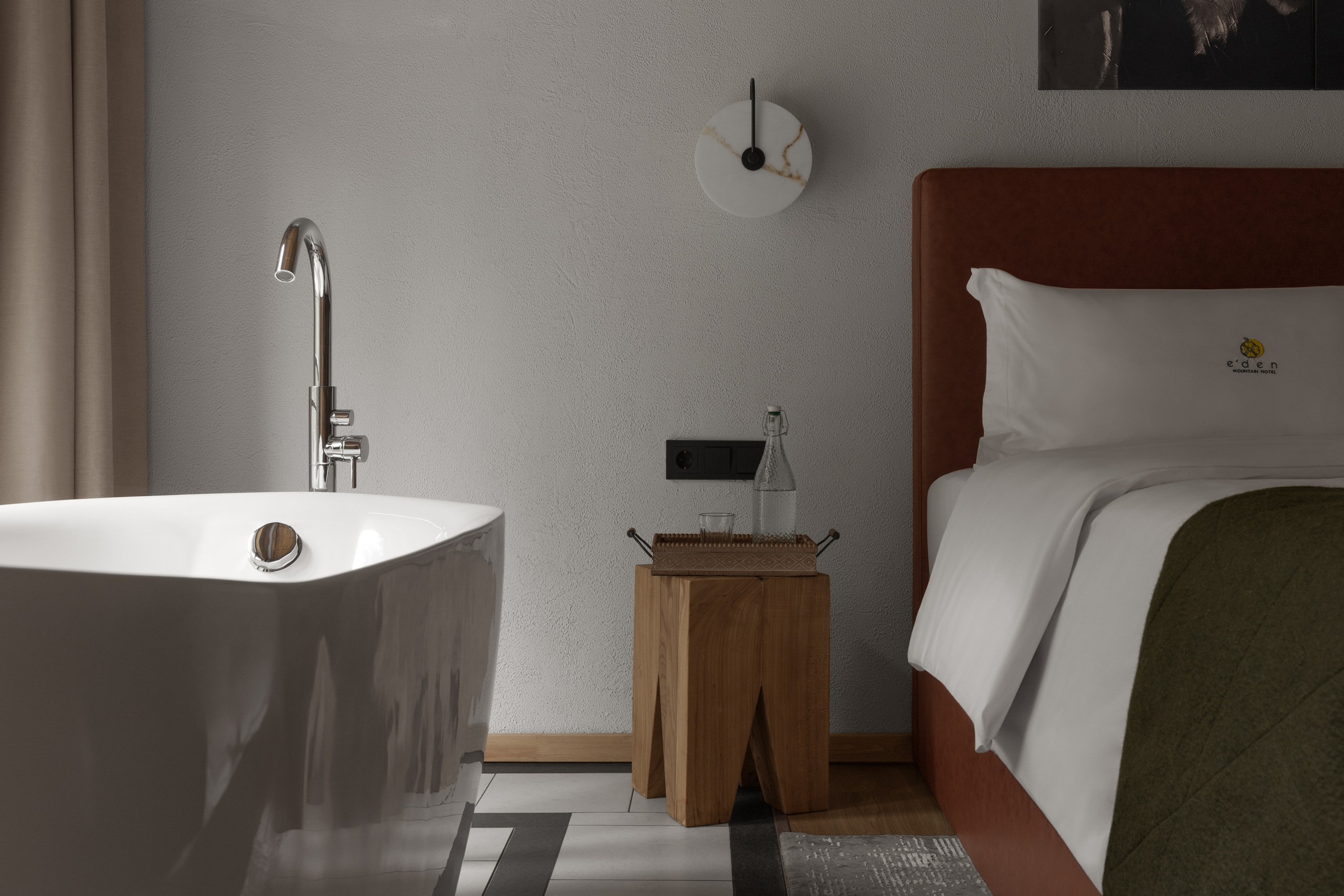 Ванная в спальне рядом с кроватью, фотография интерьера номера в деревянном домике в горах.