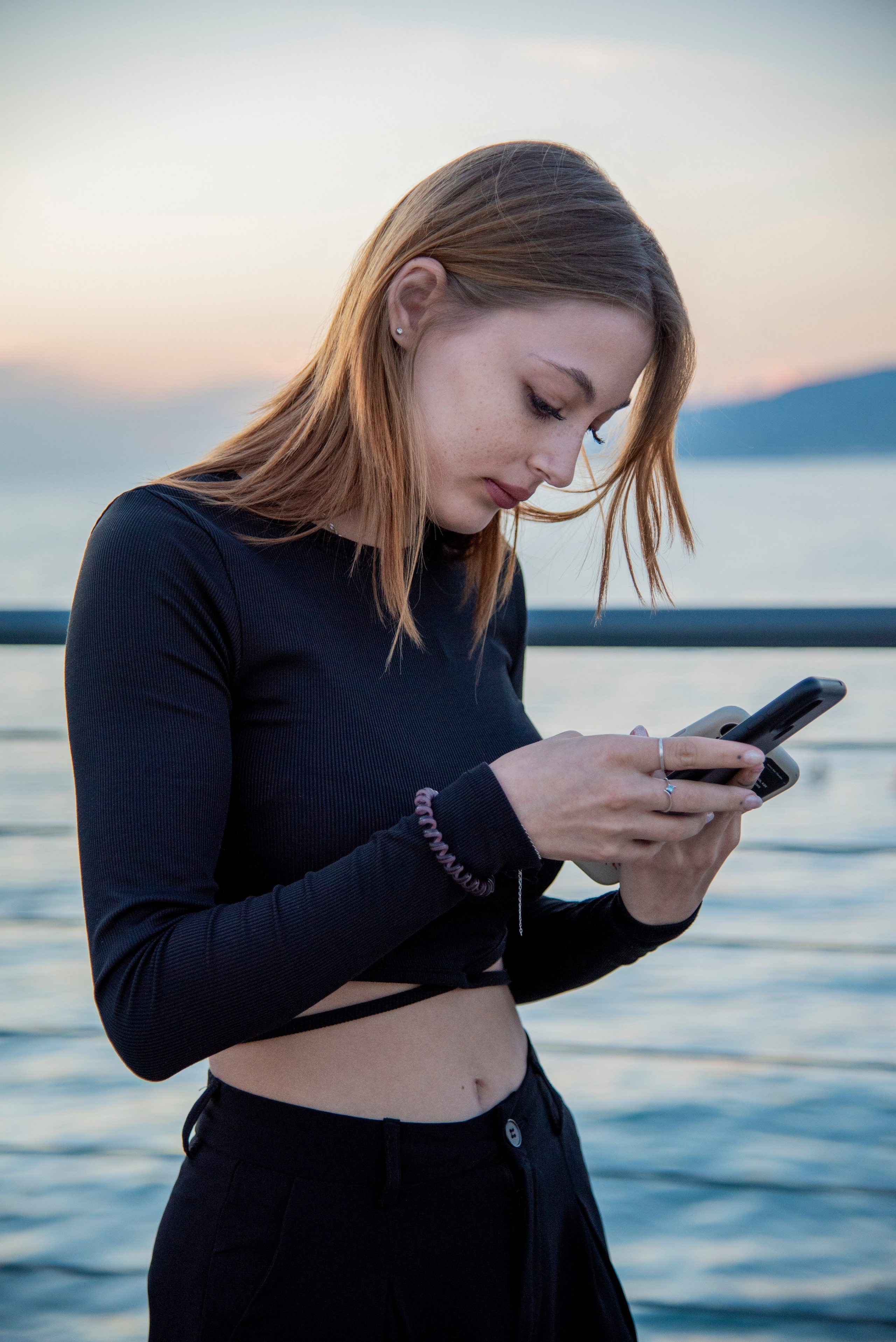 девушка в чёрном, модель. чёрноморское побережье. закат. посёлок Лазоревское