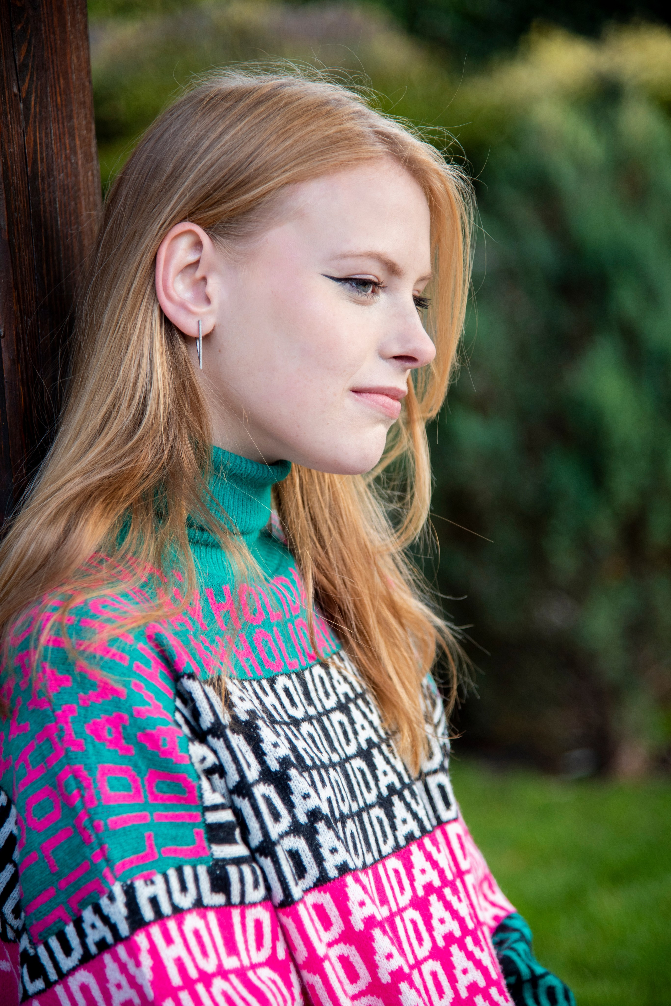 молодая девушка студентка. блондинка. длинные волосы. розово-зелёный свитер. парк Лога . осень