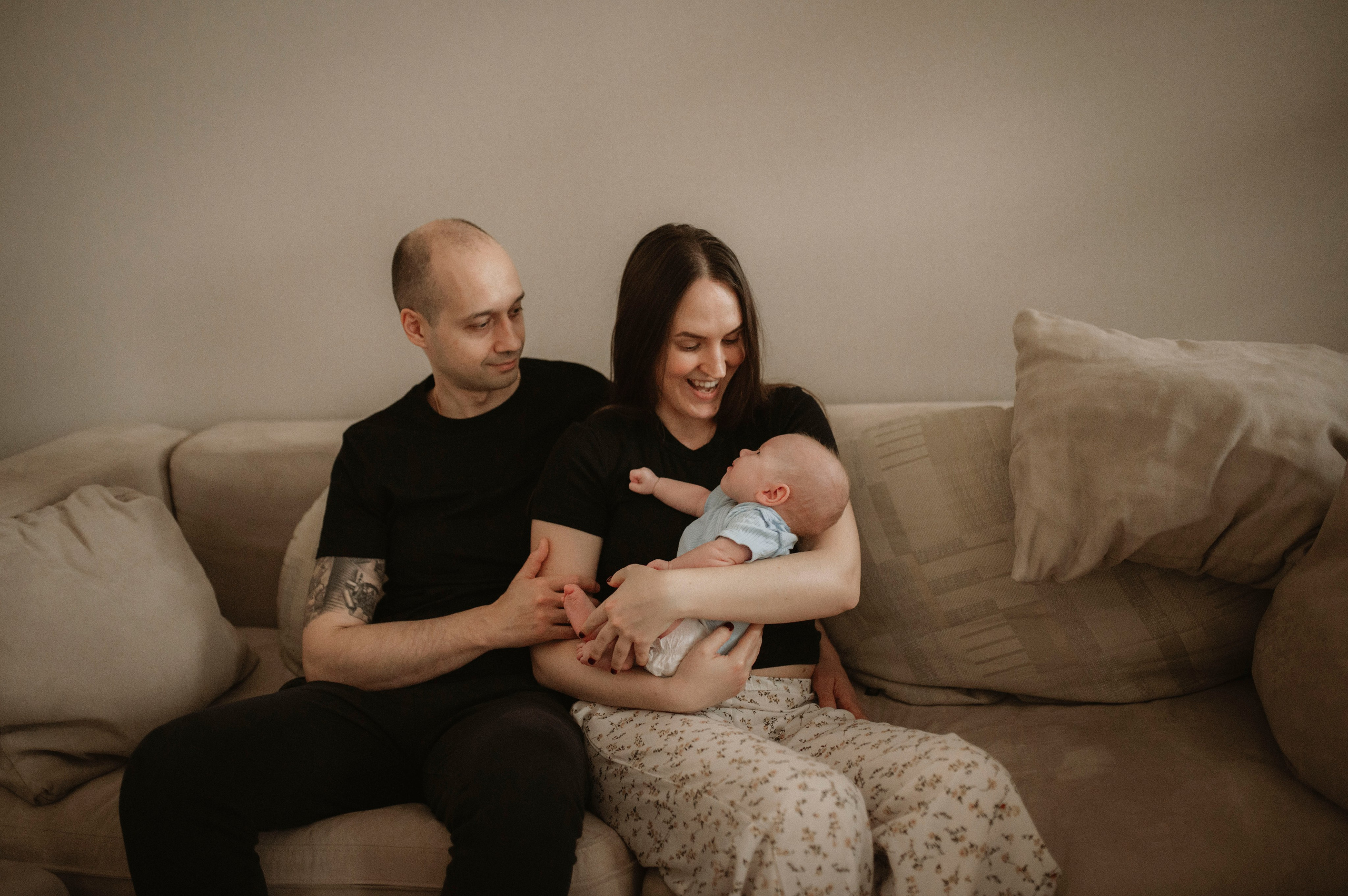 Семейная домашняя фотосессия. Профессиональный фотограф беременности в СПБ. Стильные фотосессии беременности в стиле минимализм и классическая фотография